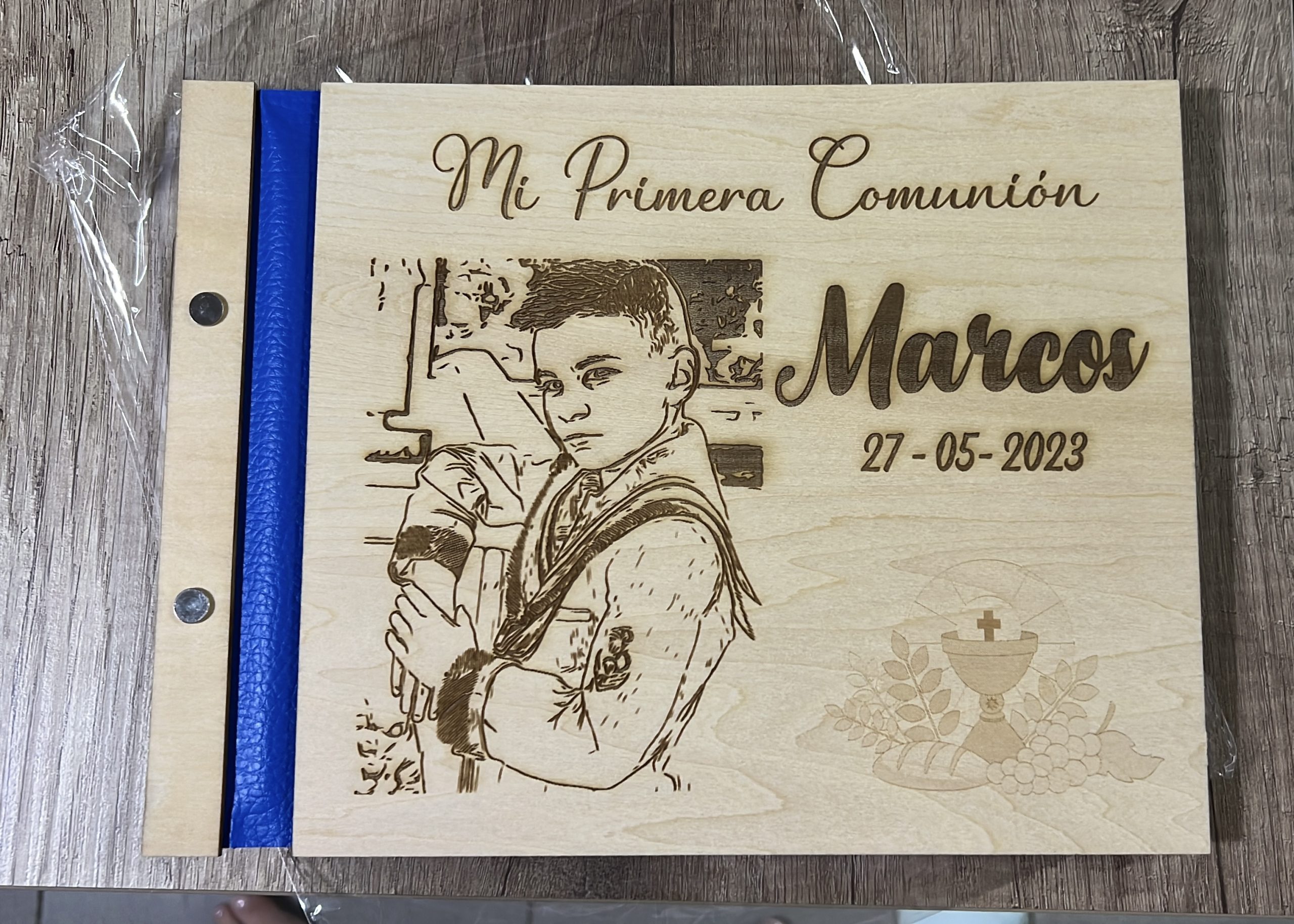 Libro de firmas en madera grabado con foto