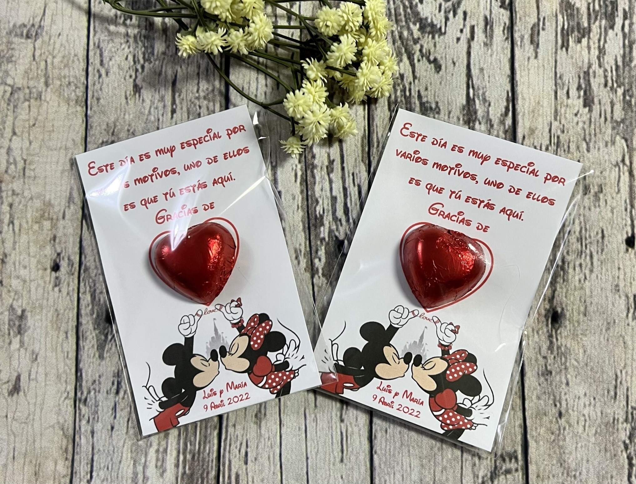 Tarjeta de agradecimiento con bombón fondo mickey y minnie