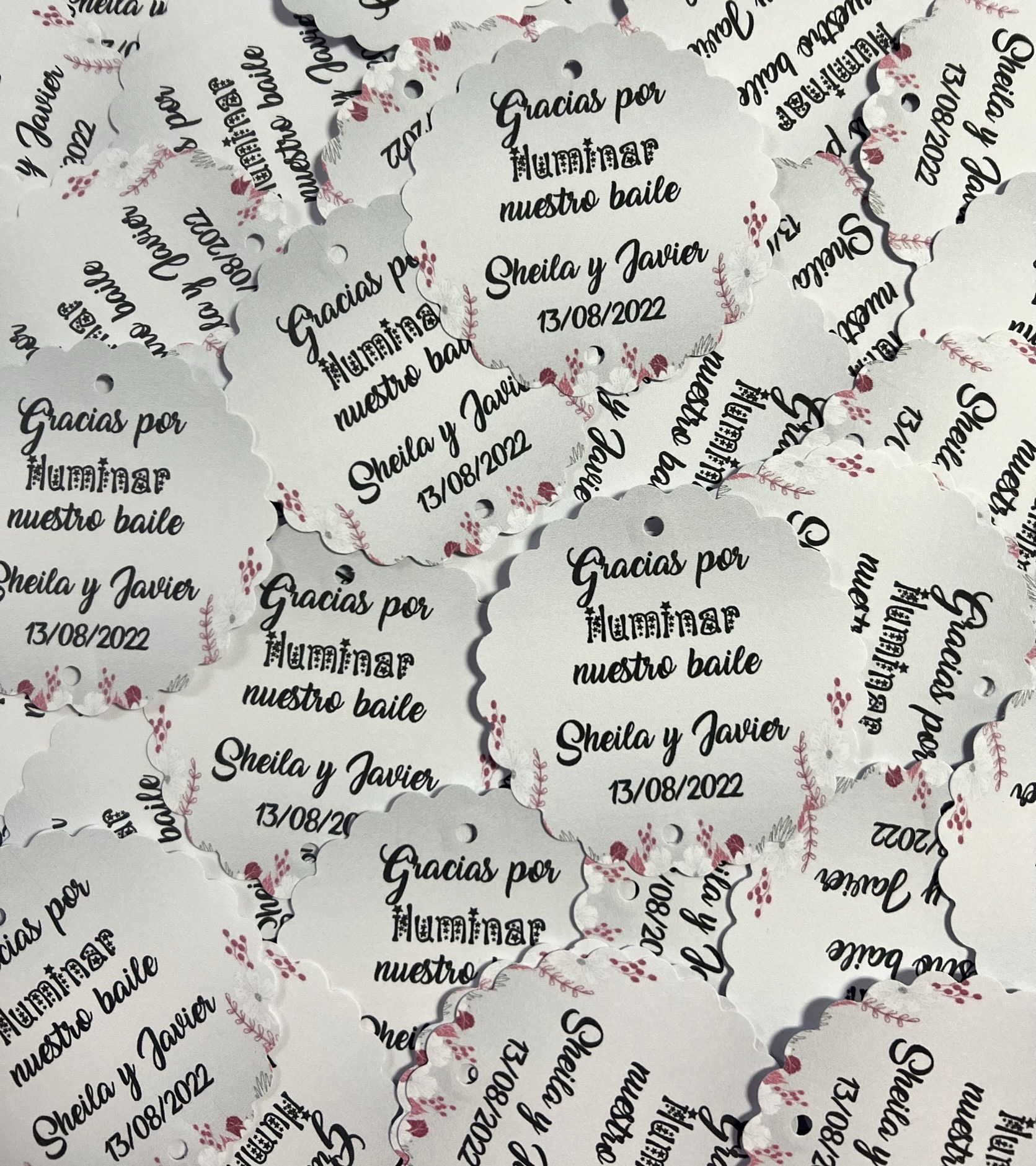 Pulsera luminosa con tarjeta fondo gris con flores rosas y blancas