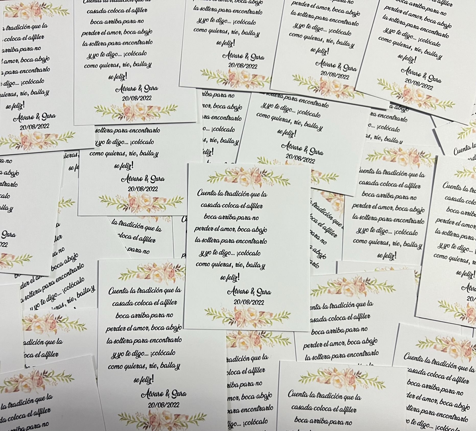Tarjeta alfiler flores naranjas