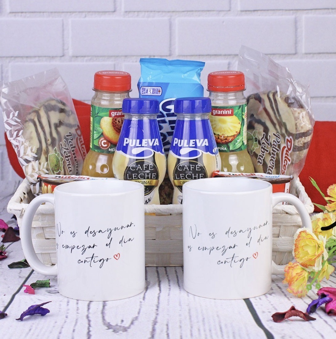 Cesta desayuno con dos tazas