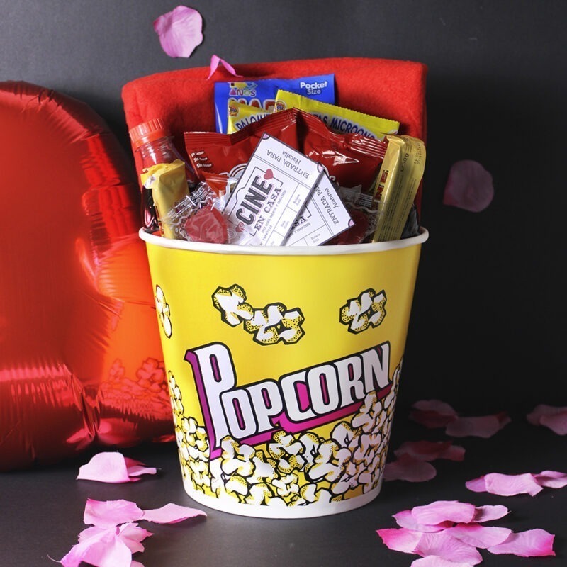 Cubo para parejas cine en casa con entradas y manta polar roja