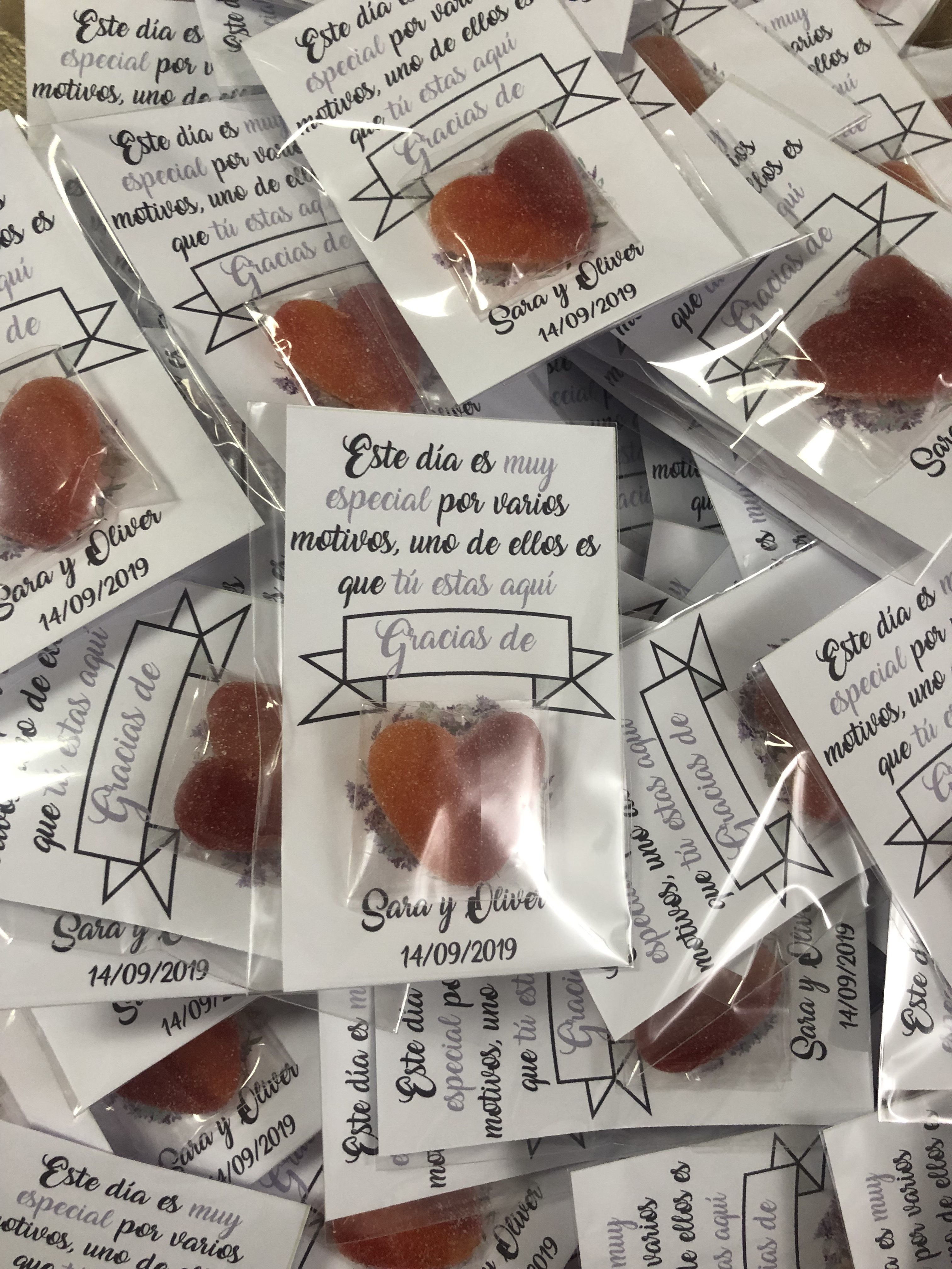 Tarjeta de agradecimiento con gominola fondo corona flores blancas y lilas
