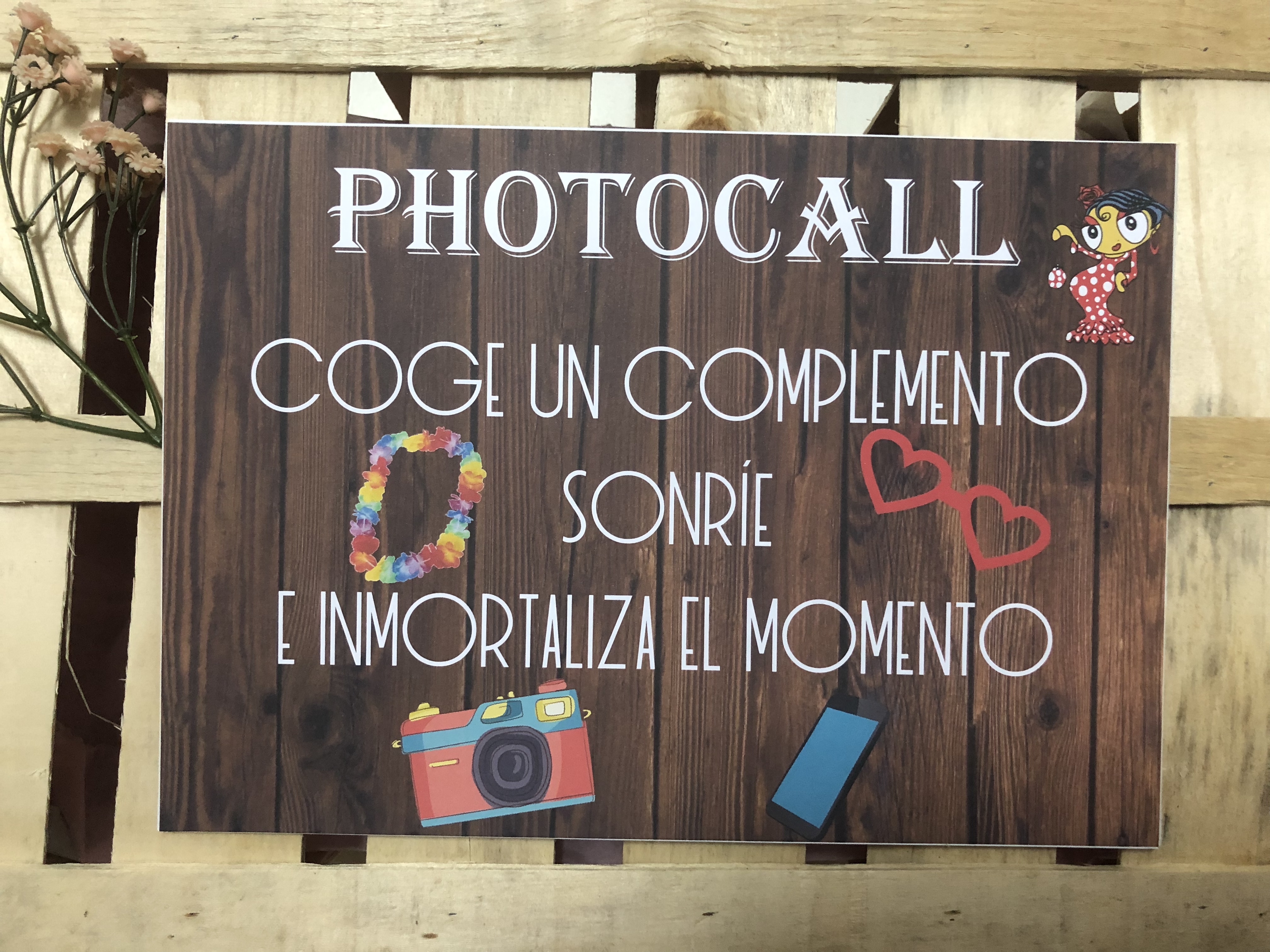Cartel «Photocall» fondo madera oscuro
