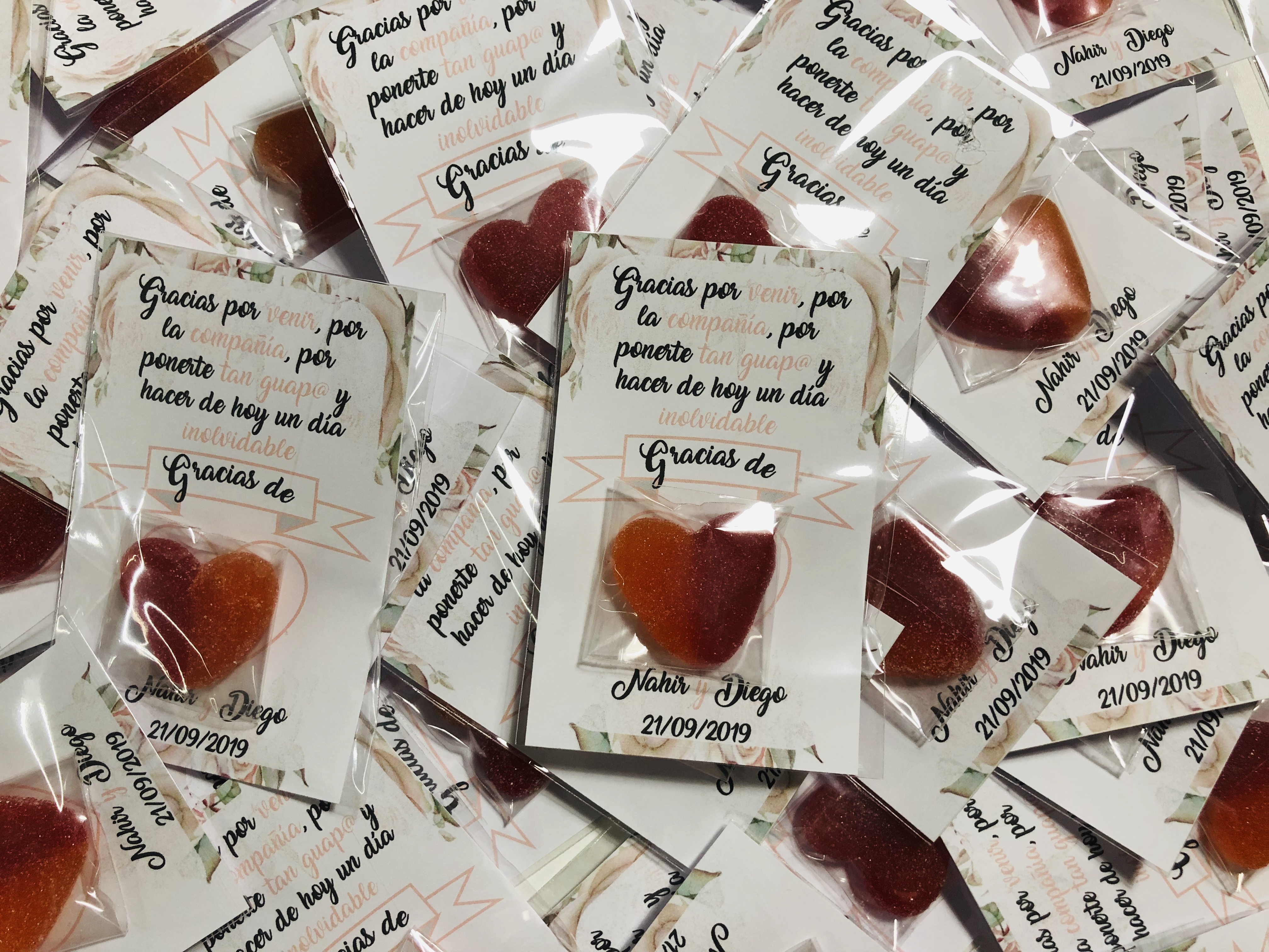 Tarjeta de agradecimiento con bombón fondo rosas rosas