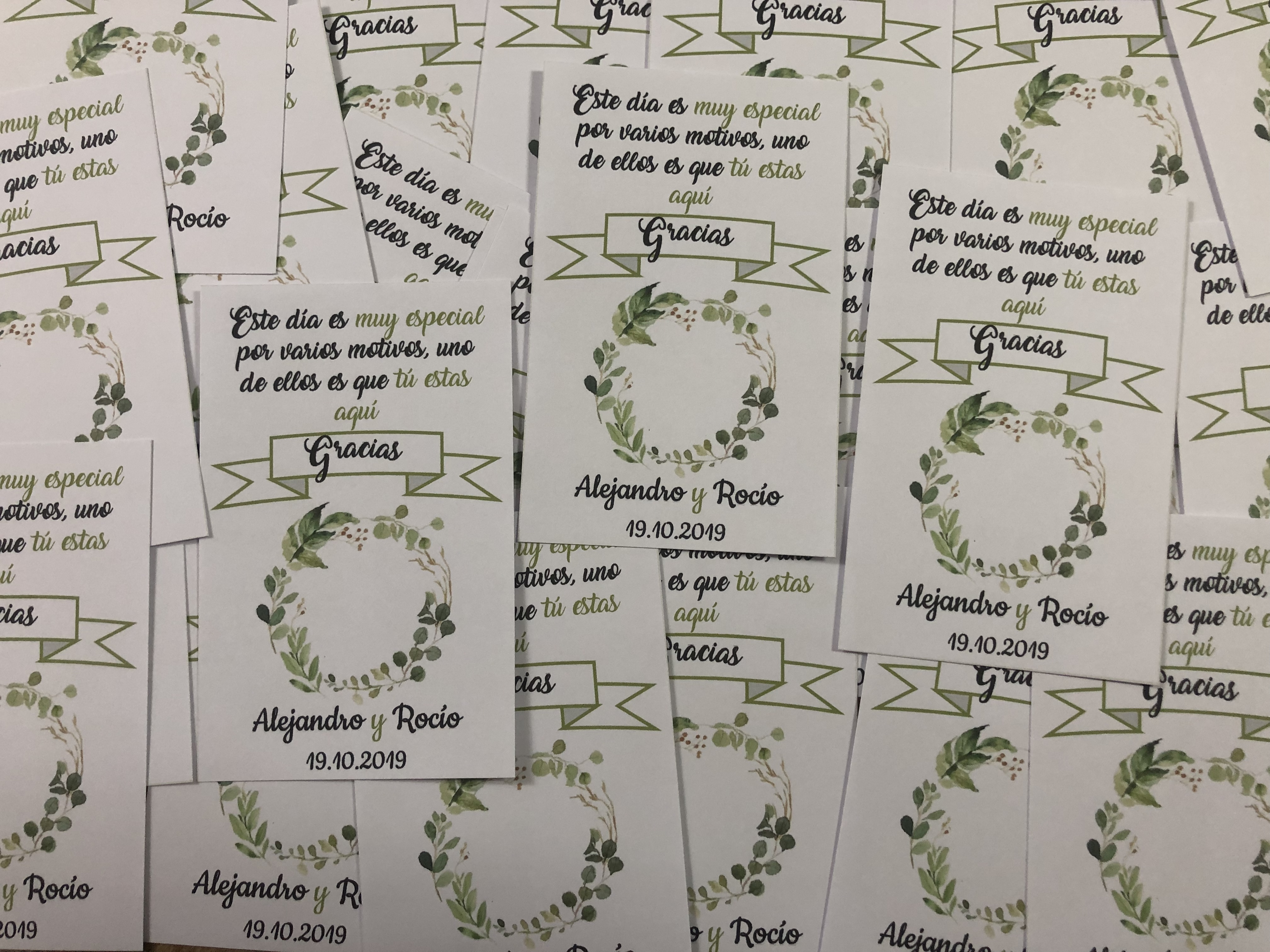 Tarjeta de agradecimiento con bombón corona hojas
