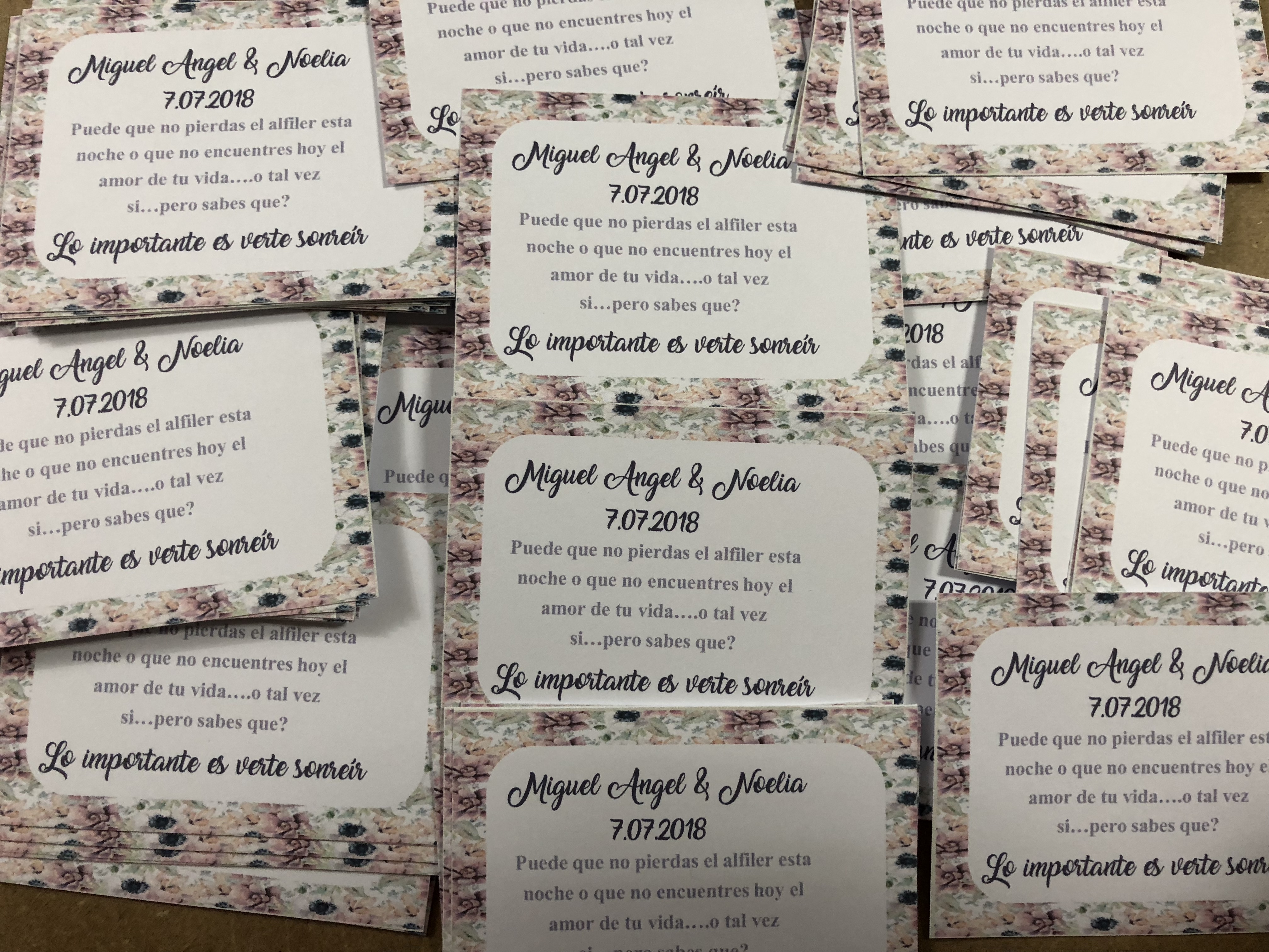 Tarjeta alfiler flores pequeñas lilas