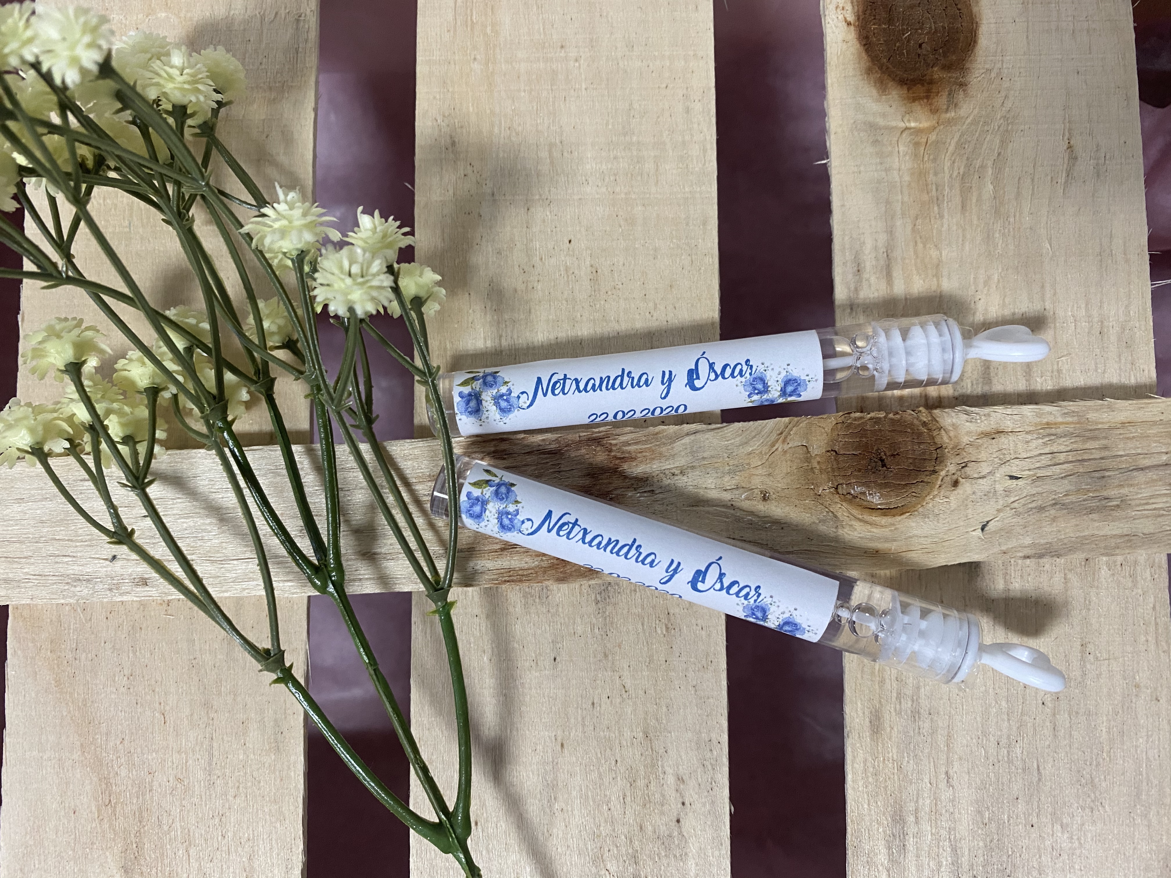 Pomperos con pegatina fondo blanco con rosas azules