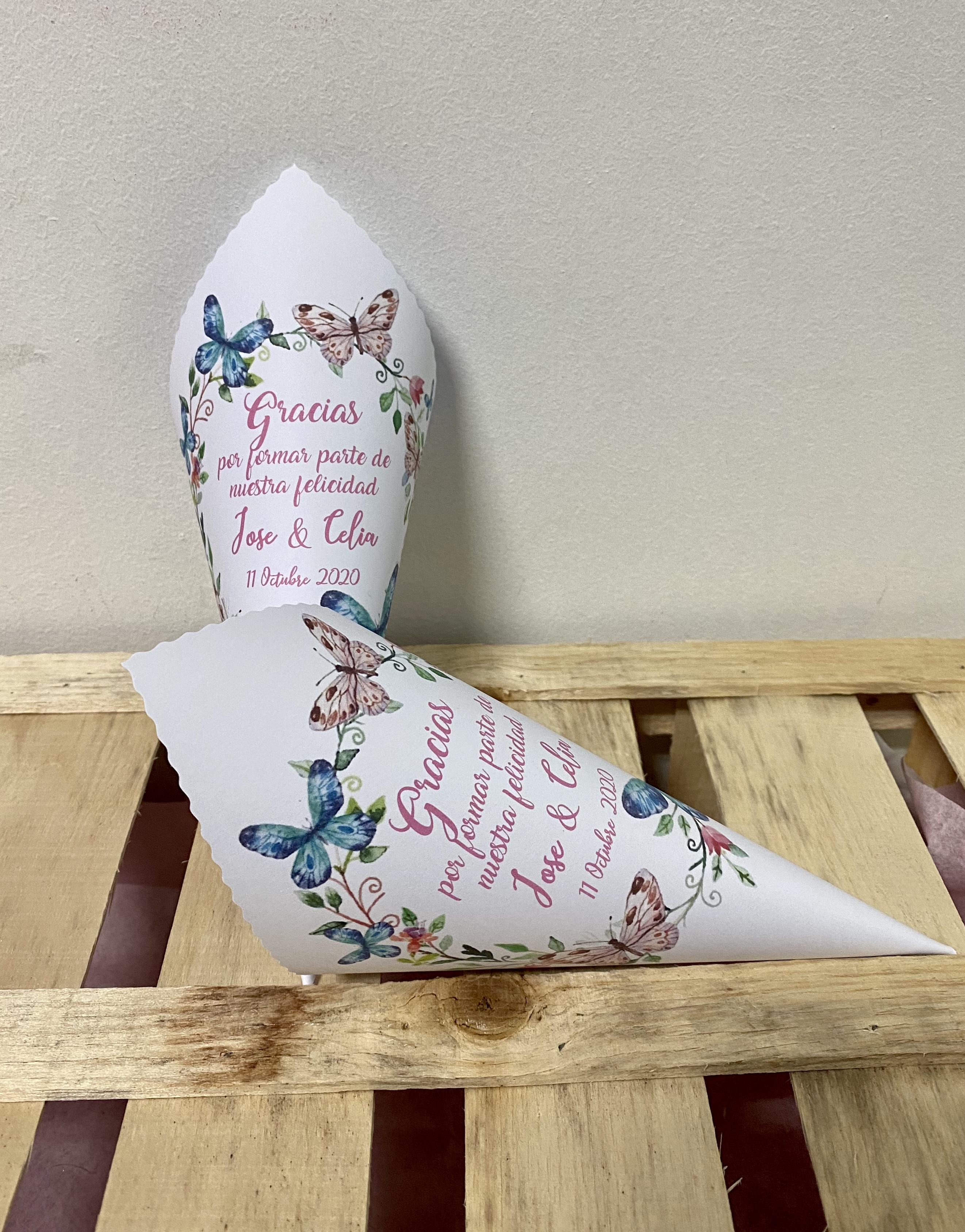 Cono boda corona mariposas