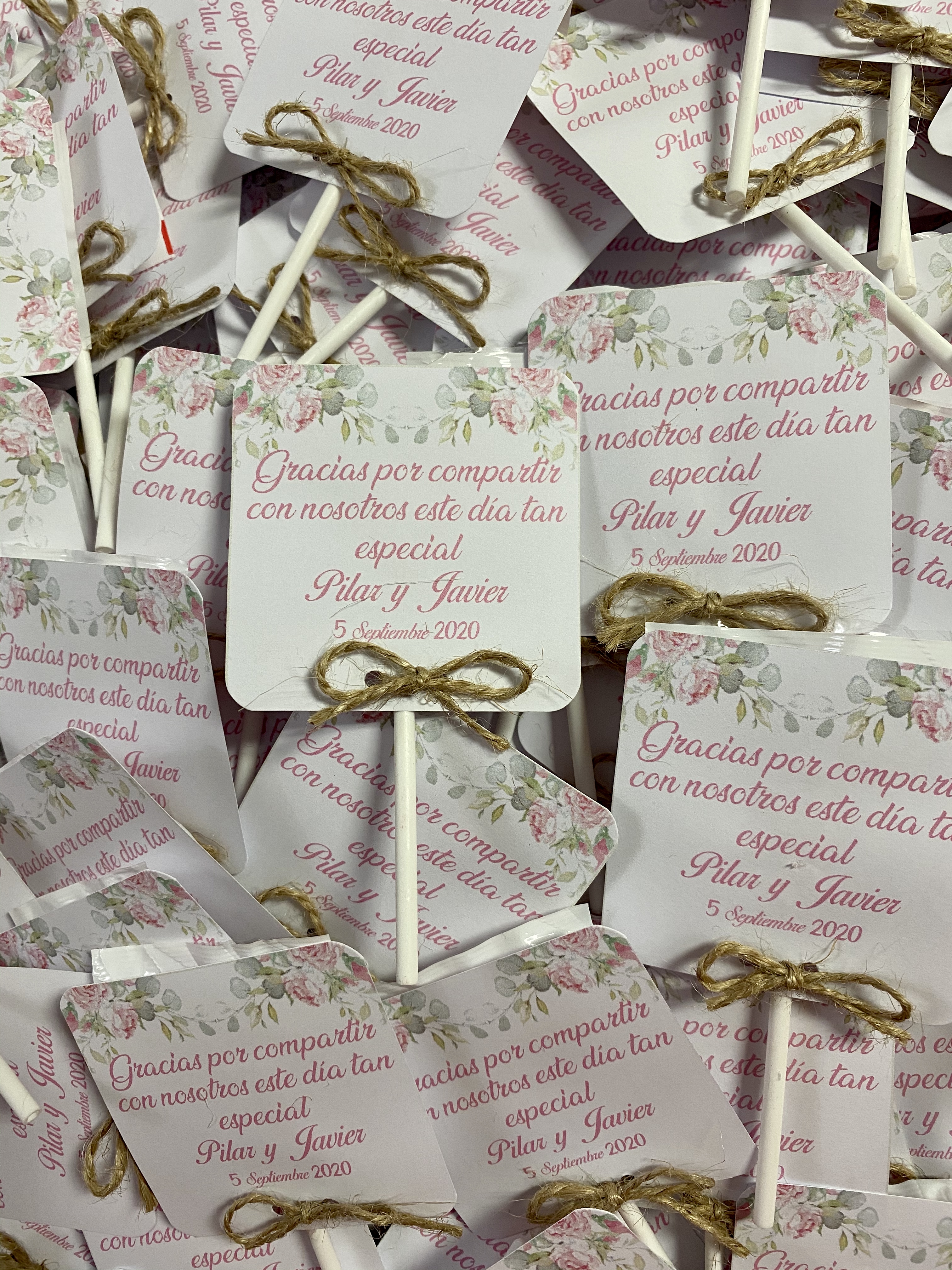 Piruletas de agradecimiento flores rosa claro y hojas