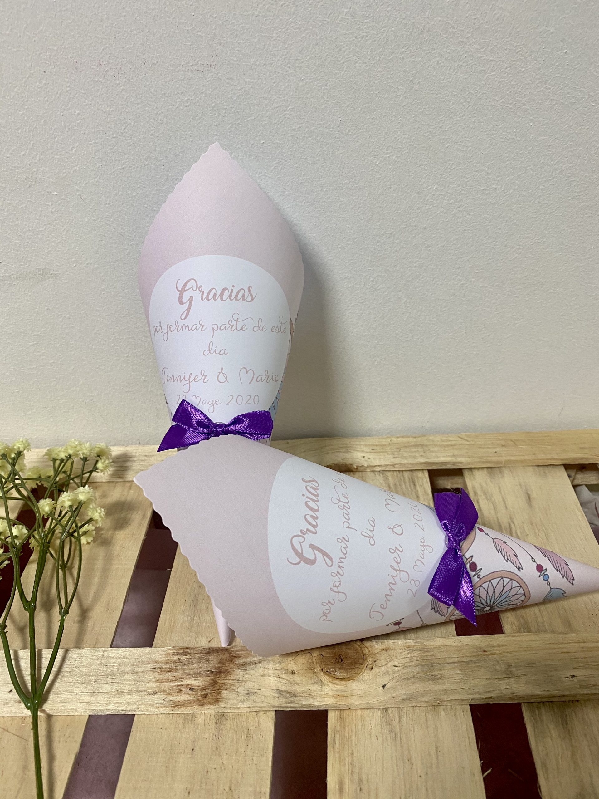 Cono fondo rosa claro y atrapasueños