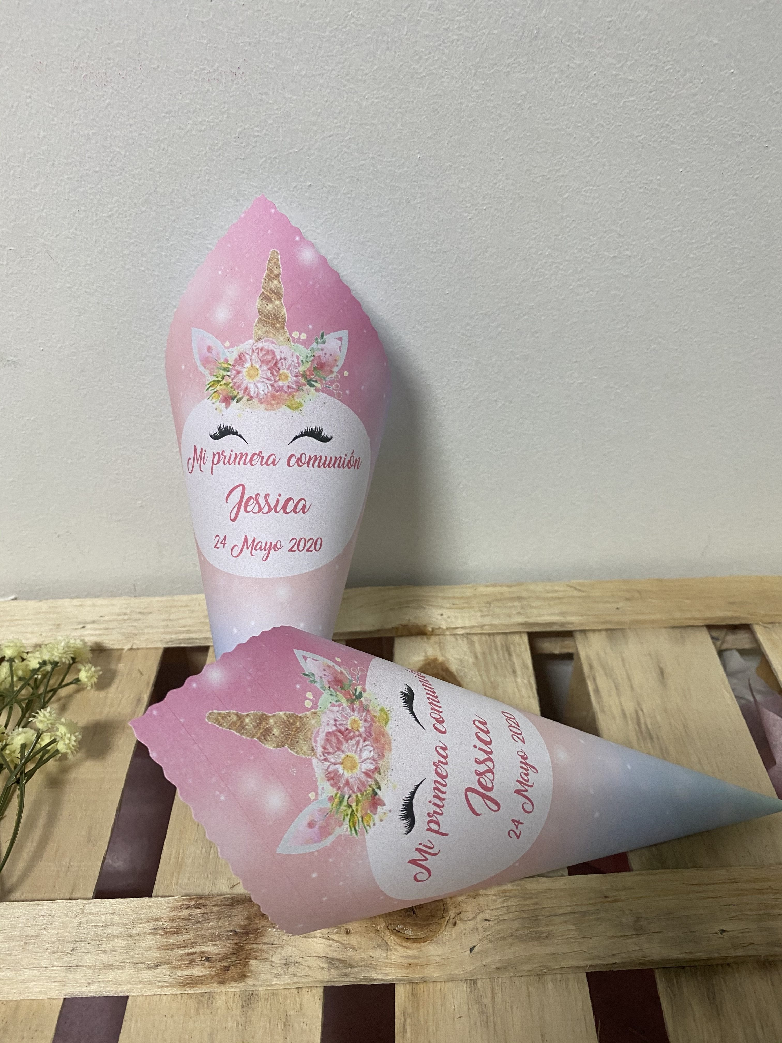 Cono fondo rosa oscuro y unicornio