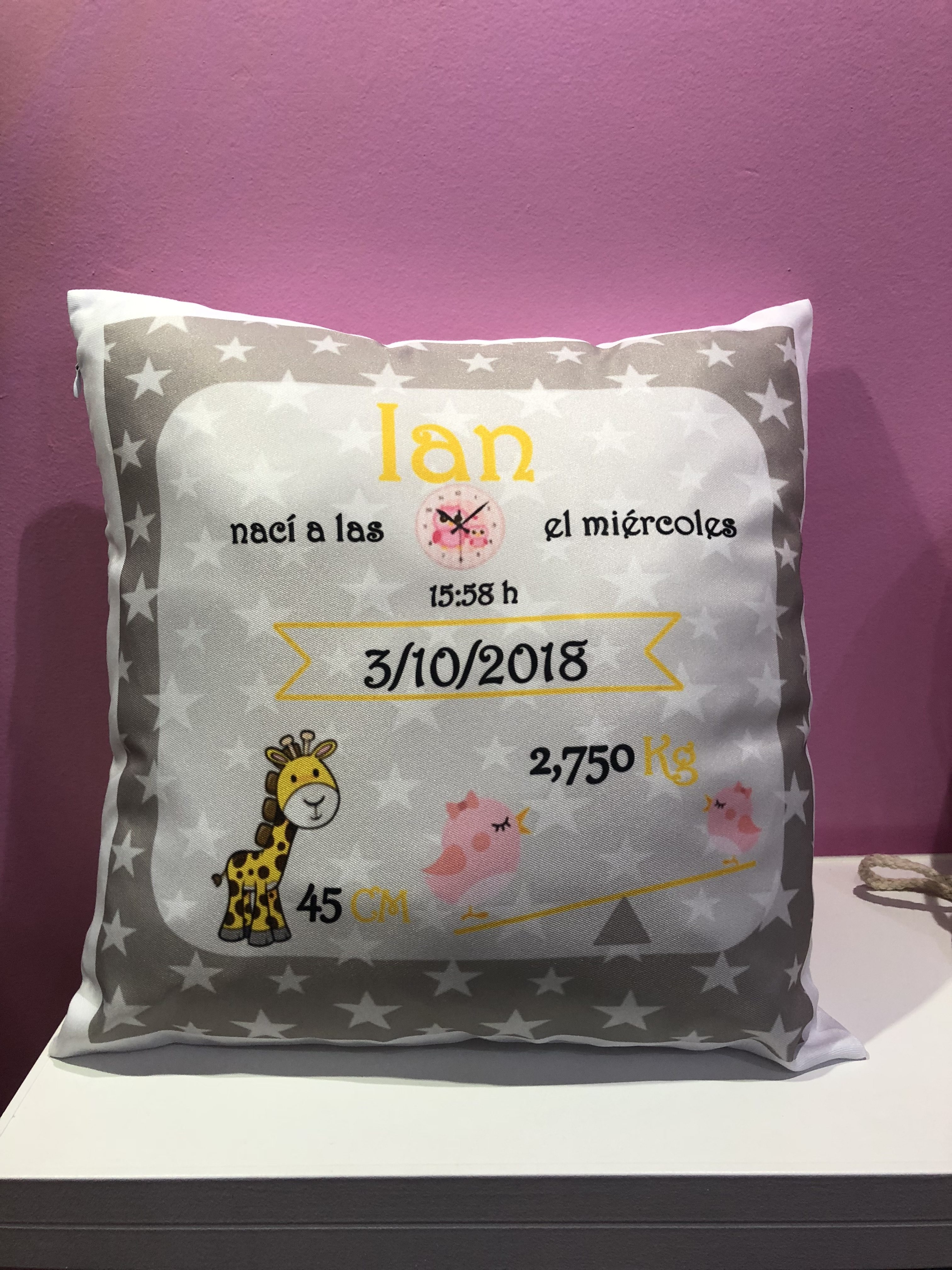 Cojín nacimiento cuadrado 40×40 gris con estrellas blancas