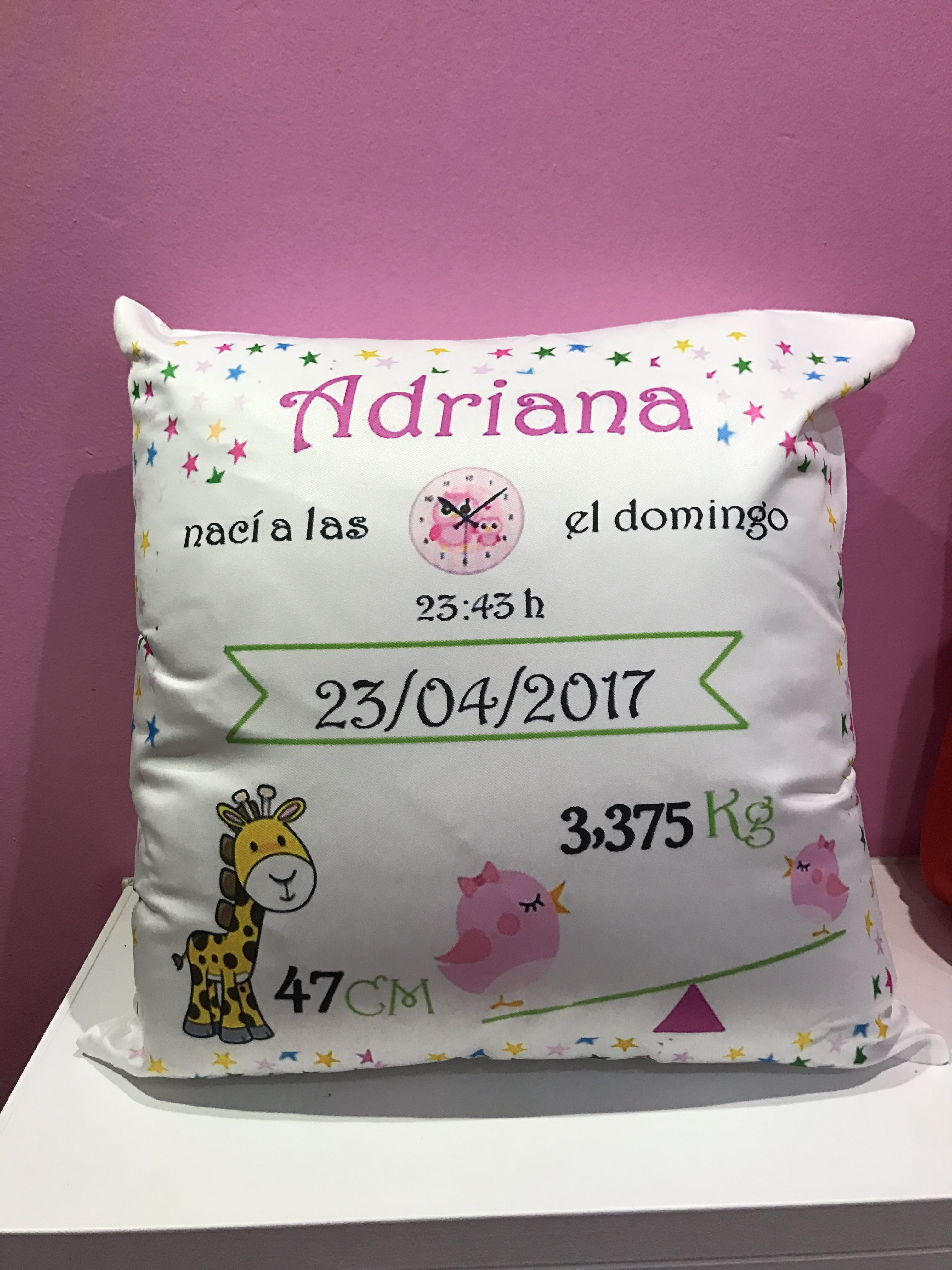 Cojín nacimiento cuadrado 40×40 estrellas de colores