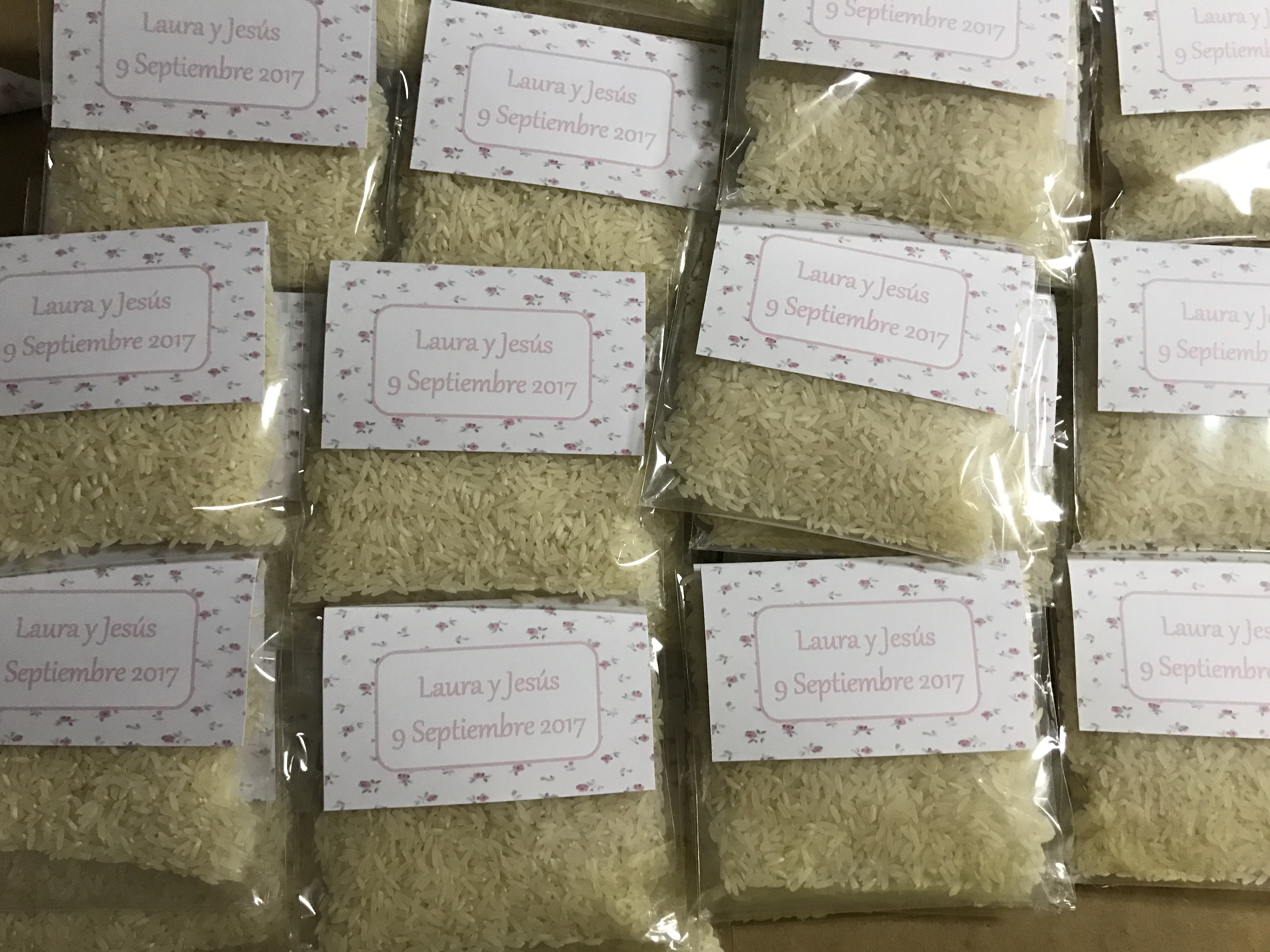 Bolsa de arroz fondo flores rosas pequeñas