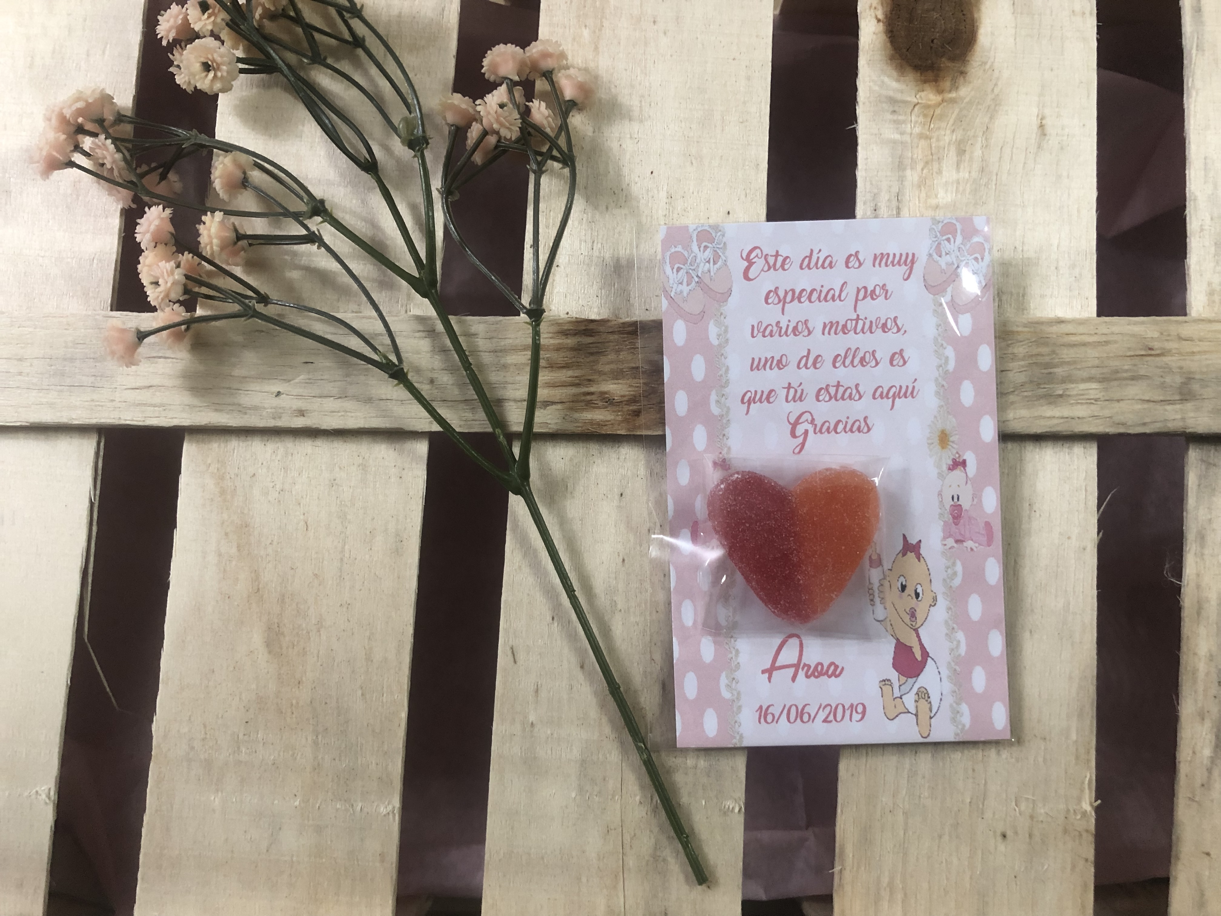 Tarjeta de agradecimiento con bombón modelo bebé con sonajero