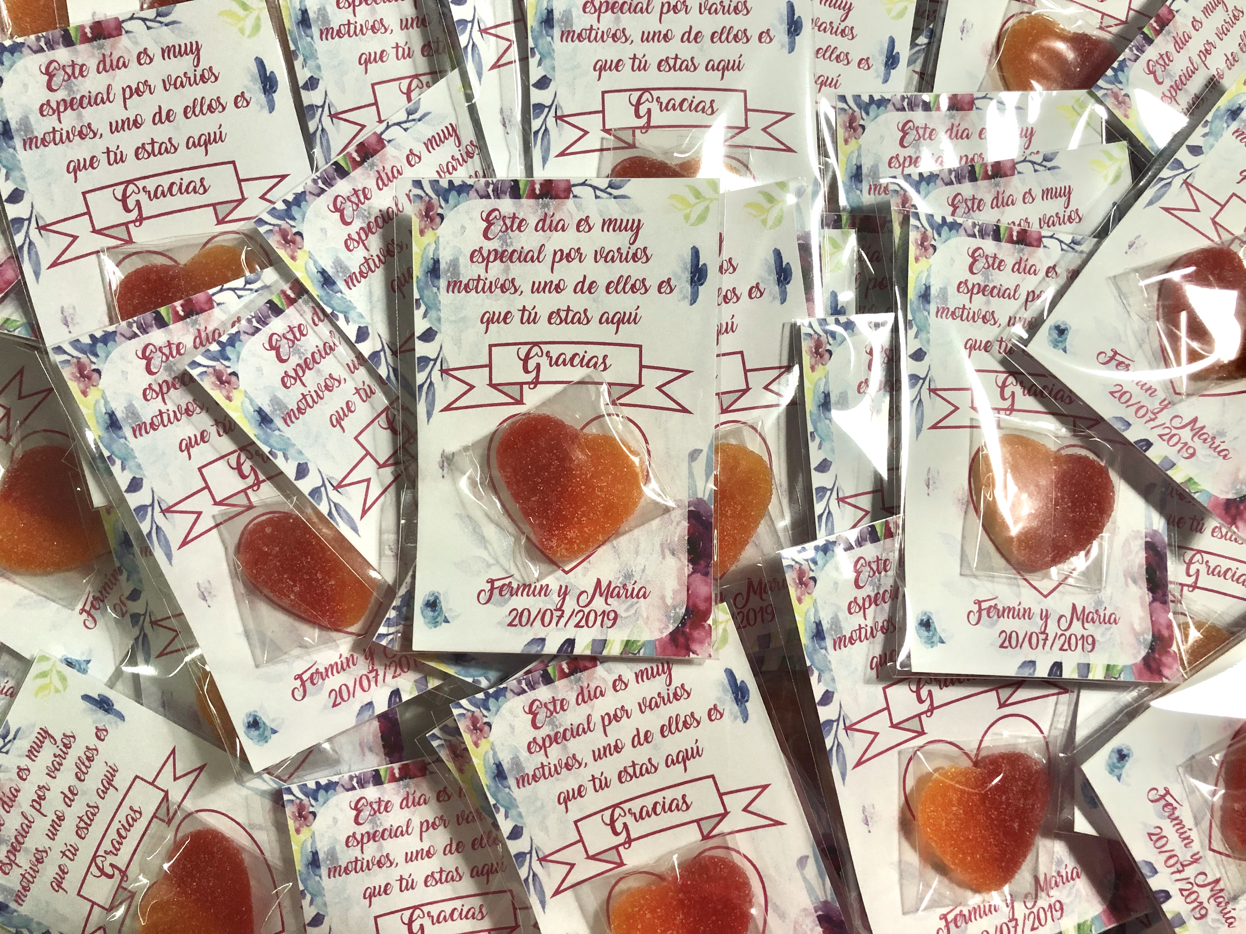 Tarjeta de agradecimiento con bombón fondo flores acuarela moradas