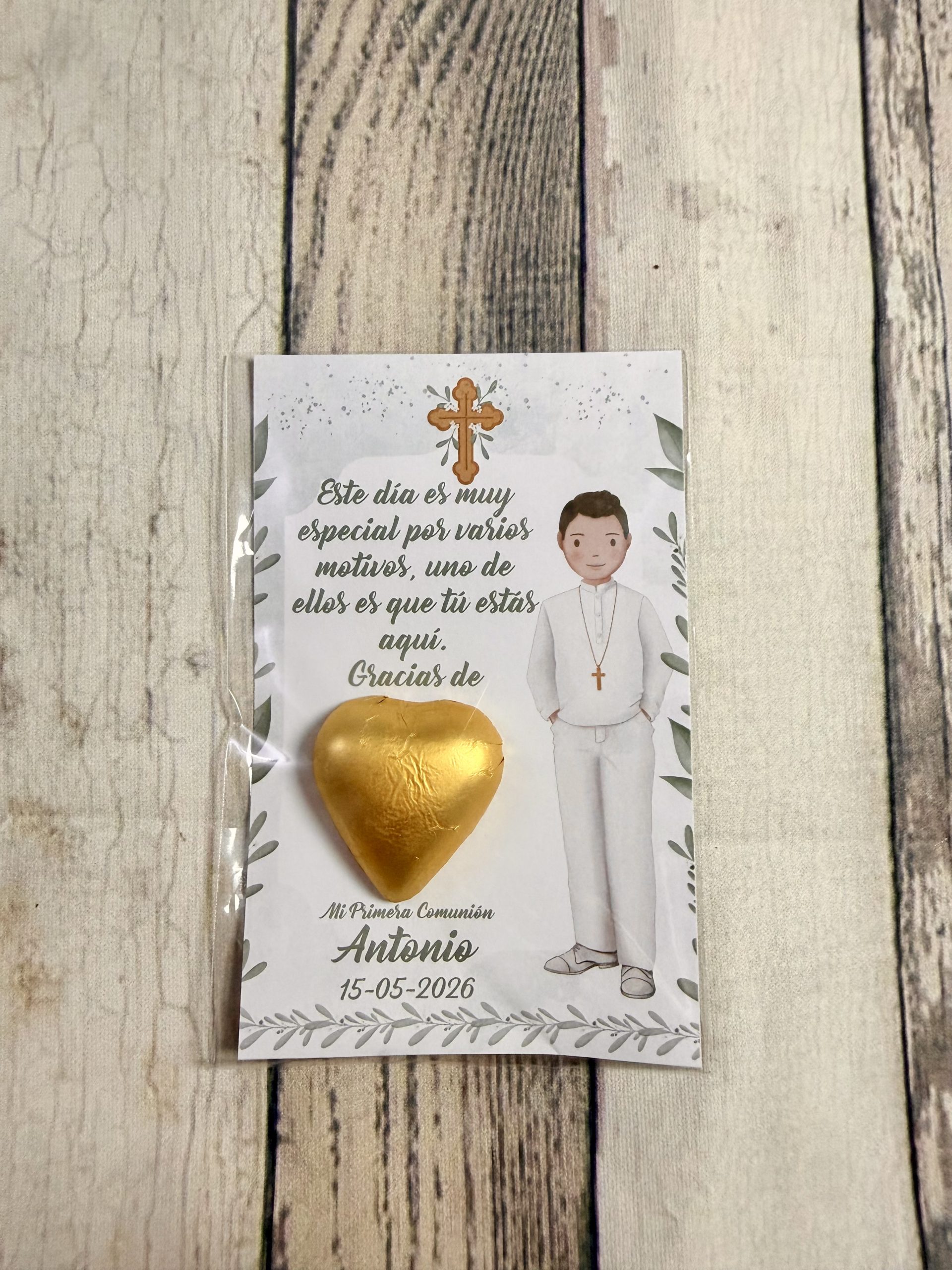 Tarjeta de agradecimiento con bombón niño hojas olivo y cruz