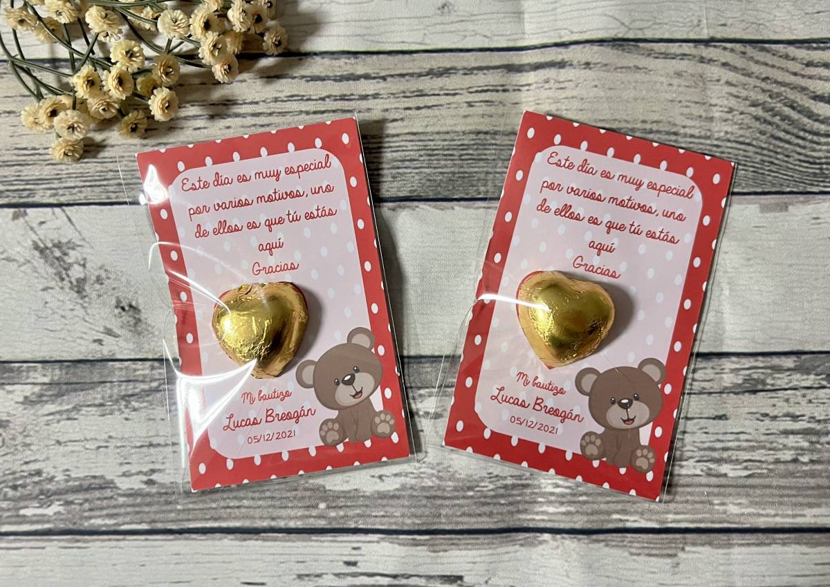 Tarjeta de agradecimiento con gominola fondo rojo con topos y oso