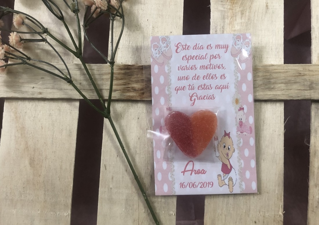 Tarjeta de agradecimiento con gominola modelo bebé con sonajero