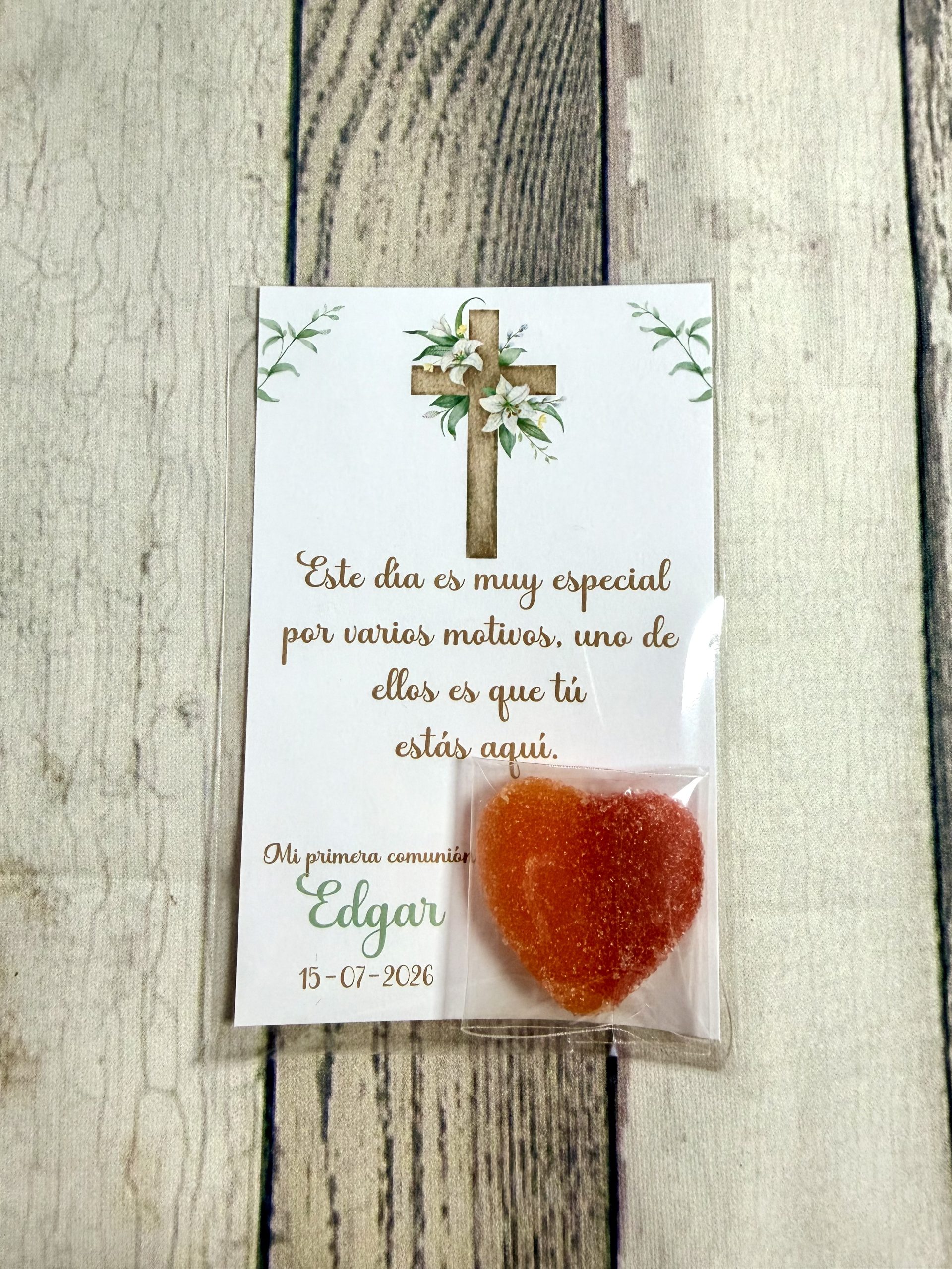 Tarjeta de agradecimiento con gominola cruz flores
