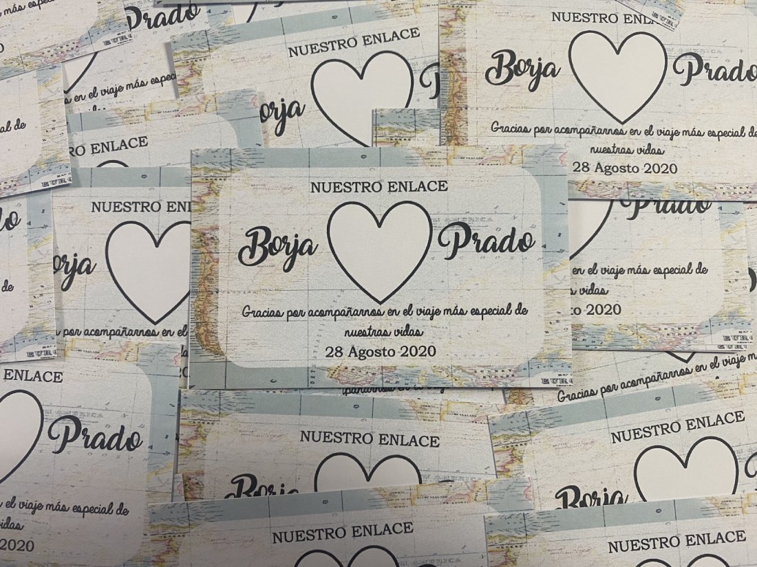 Tarjeta de agradecimiento con gominola fondo mapa azul