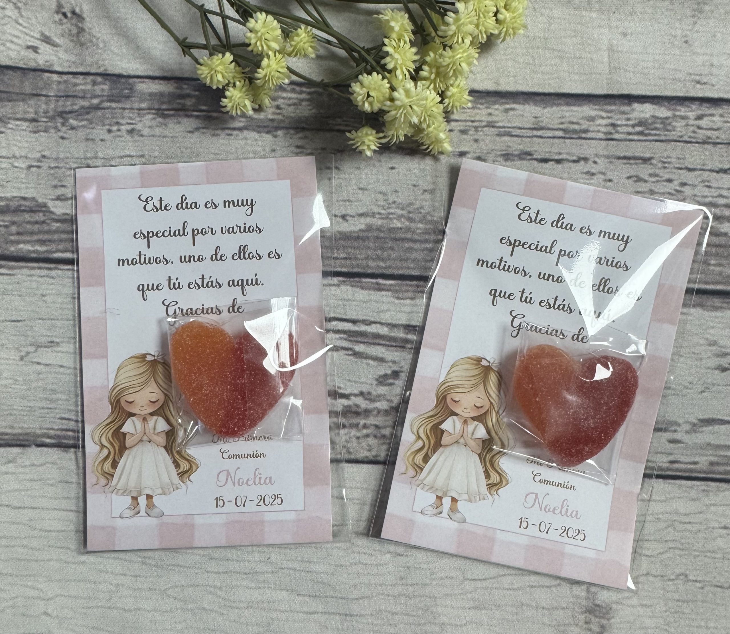 Tarjeta de agradecimiento con gominola cuadros vichy rosa y niña rubia