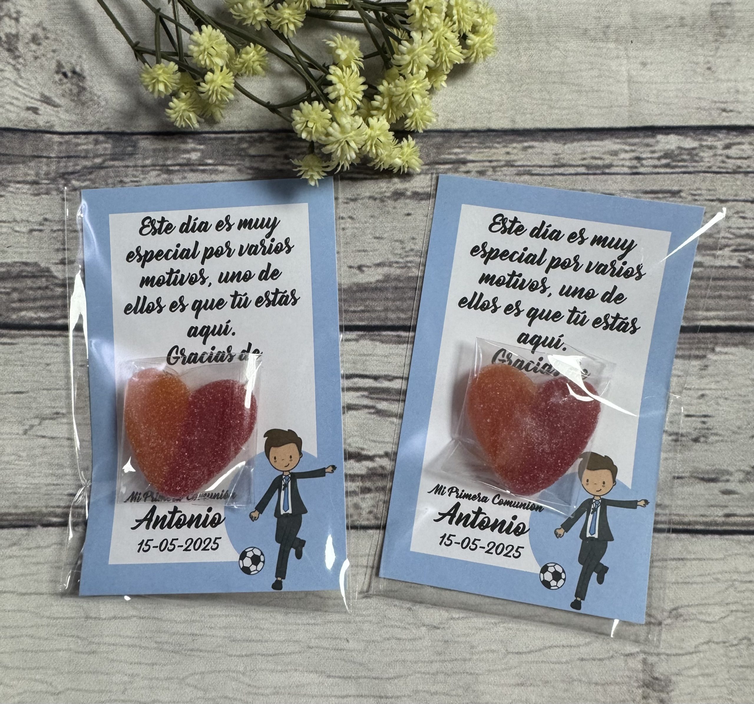 Tarjeta de agradecimiento con gominola niño fútbol azul