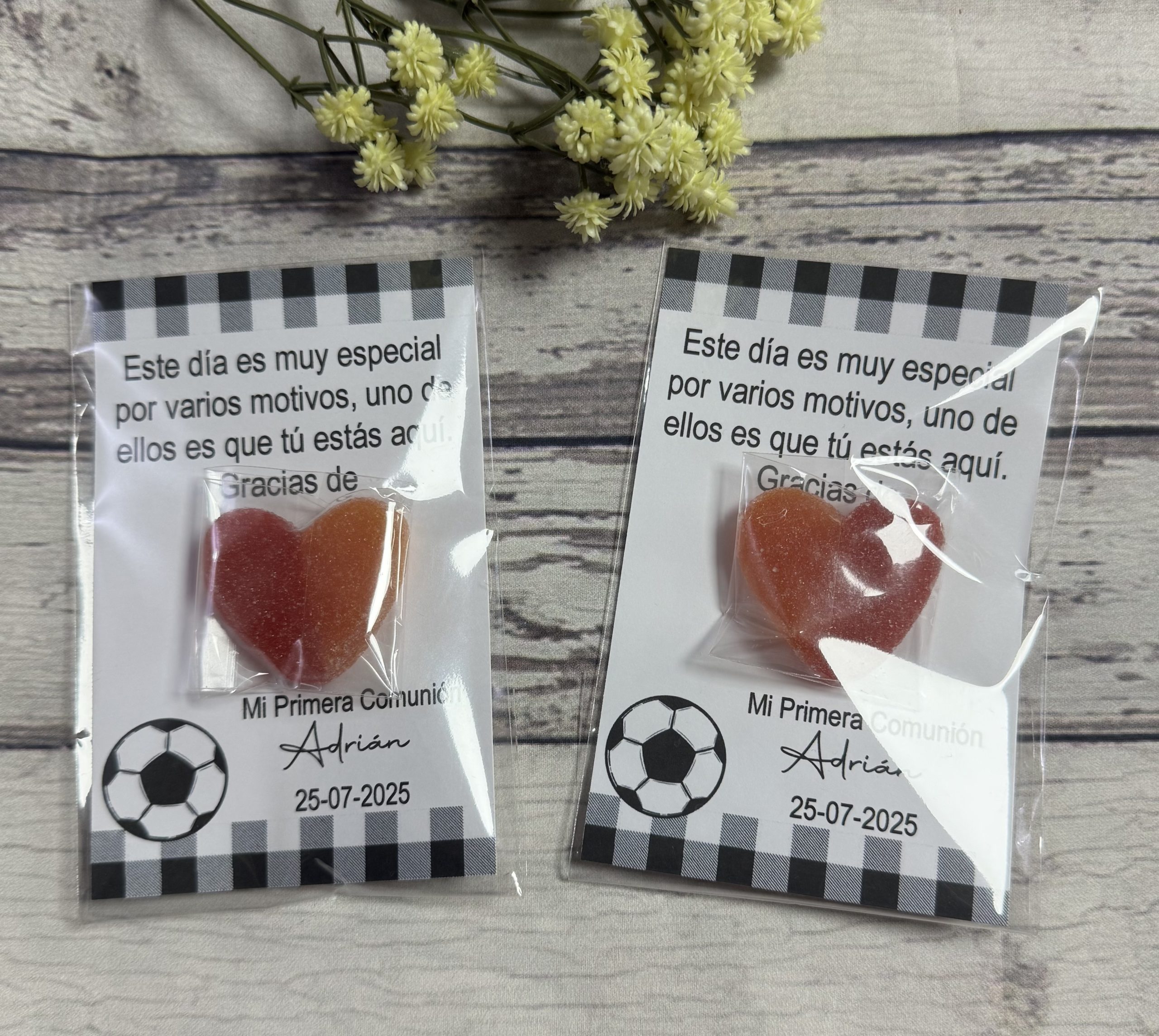 Tarjeta de agradecimiento con gominola cuadros vichy negros y pelota de fútbol