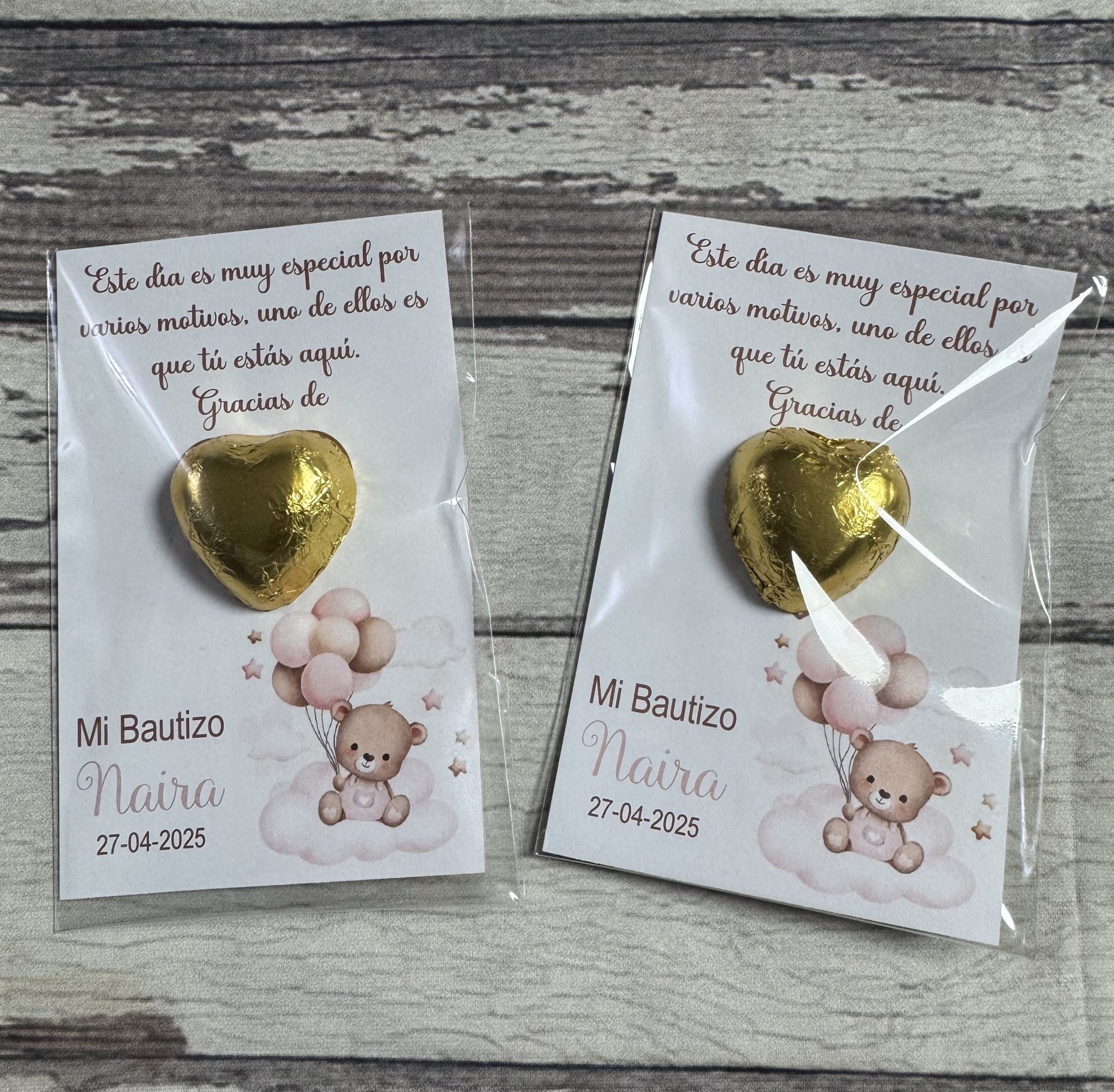 Tarjeta de agradecimiento con bombón oso rosa con globos