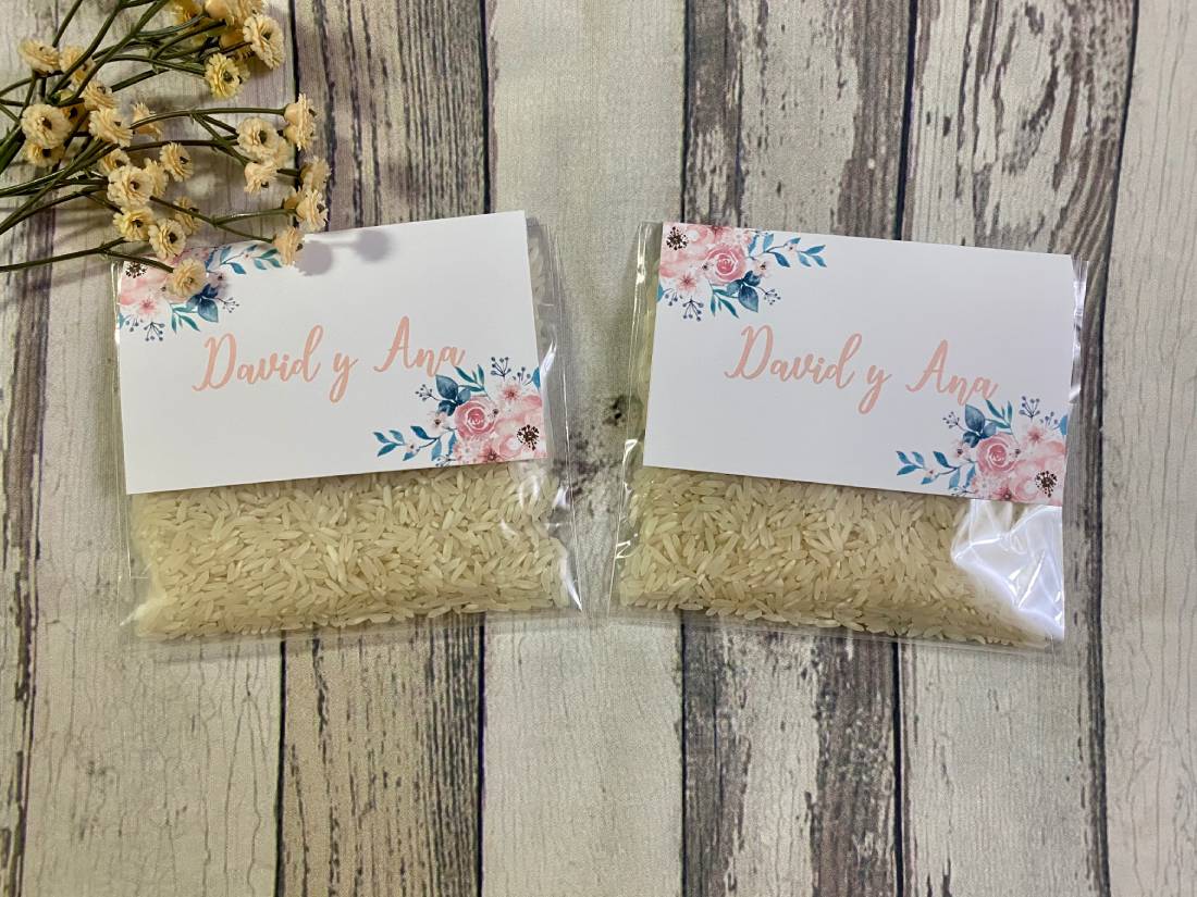 Bolsa de arroz fondo flores rosas con hojas