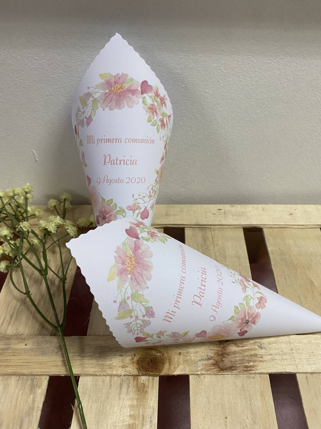 Cono corona flores y corazones