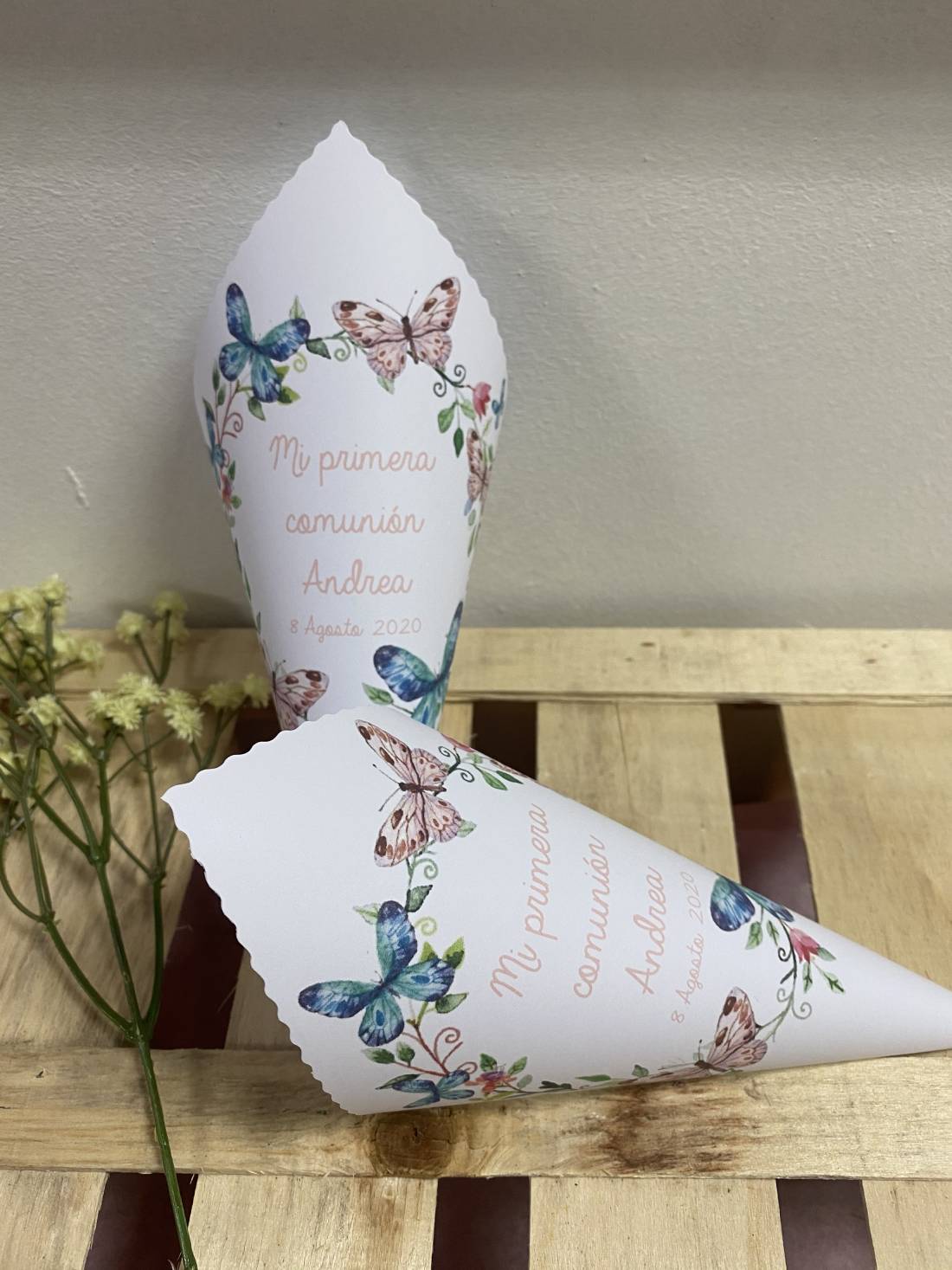 Cono corona mariposas y flores