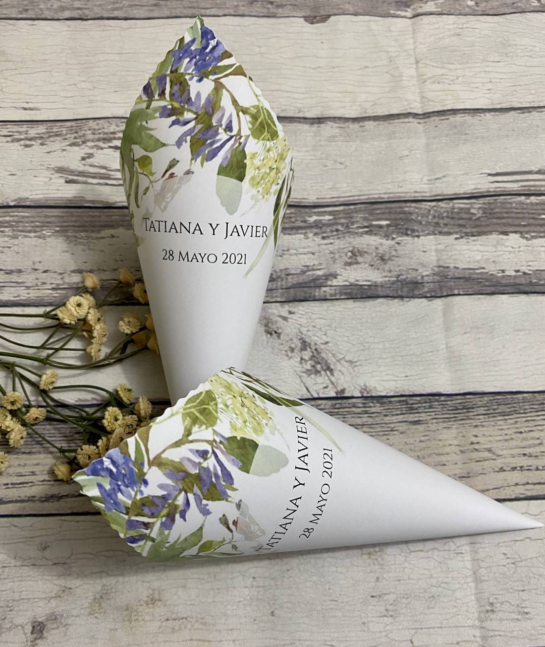 Cono boda fondo hojas