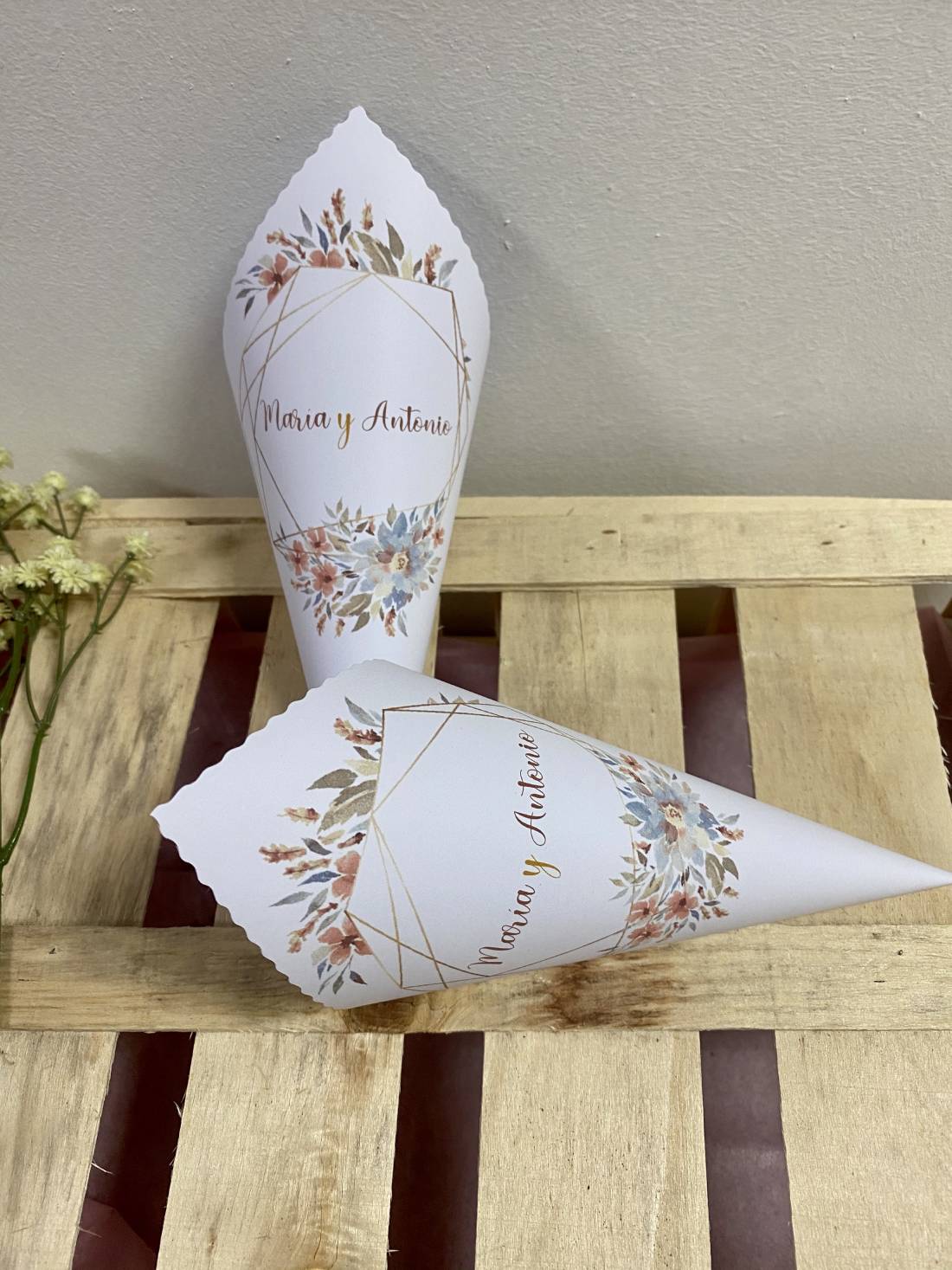 Cono boda hojas marrones