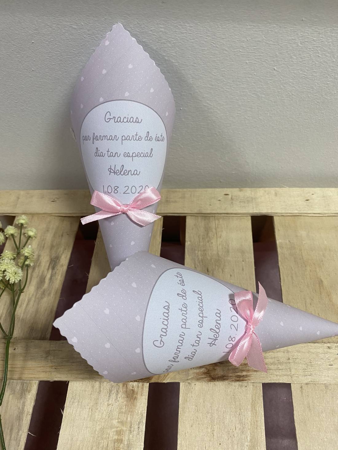 Cono lila con corazones rosas