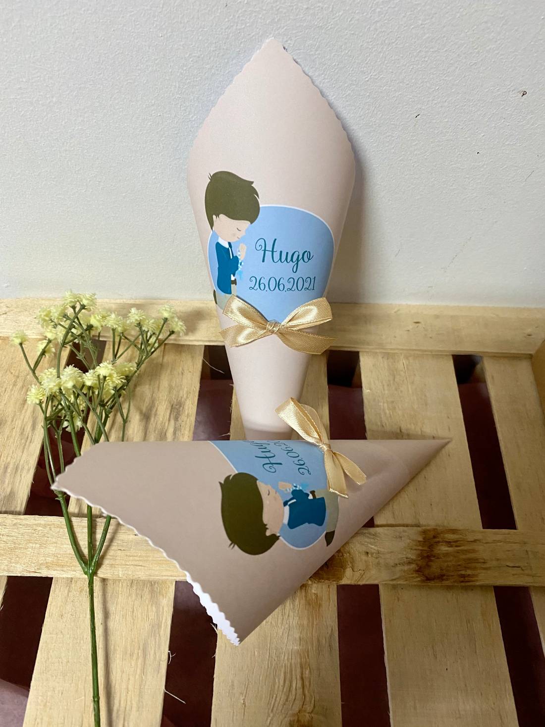 Cono fondo niño comunión rodillas
