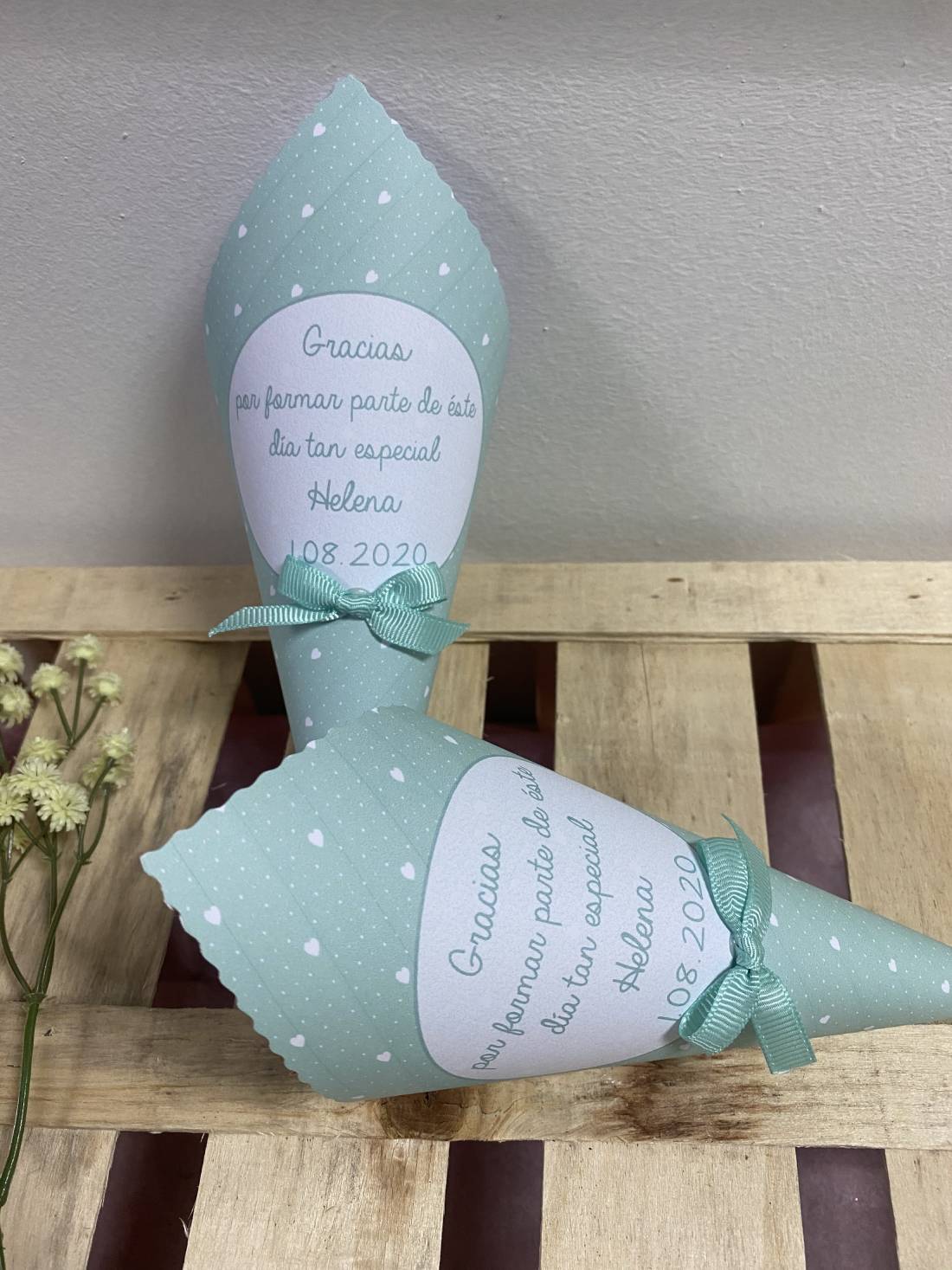 Cono verde agua con corazones