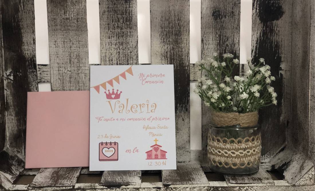 Invitación comunión banderitas y corona niña