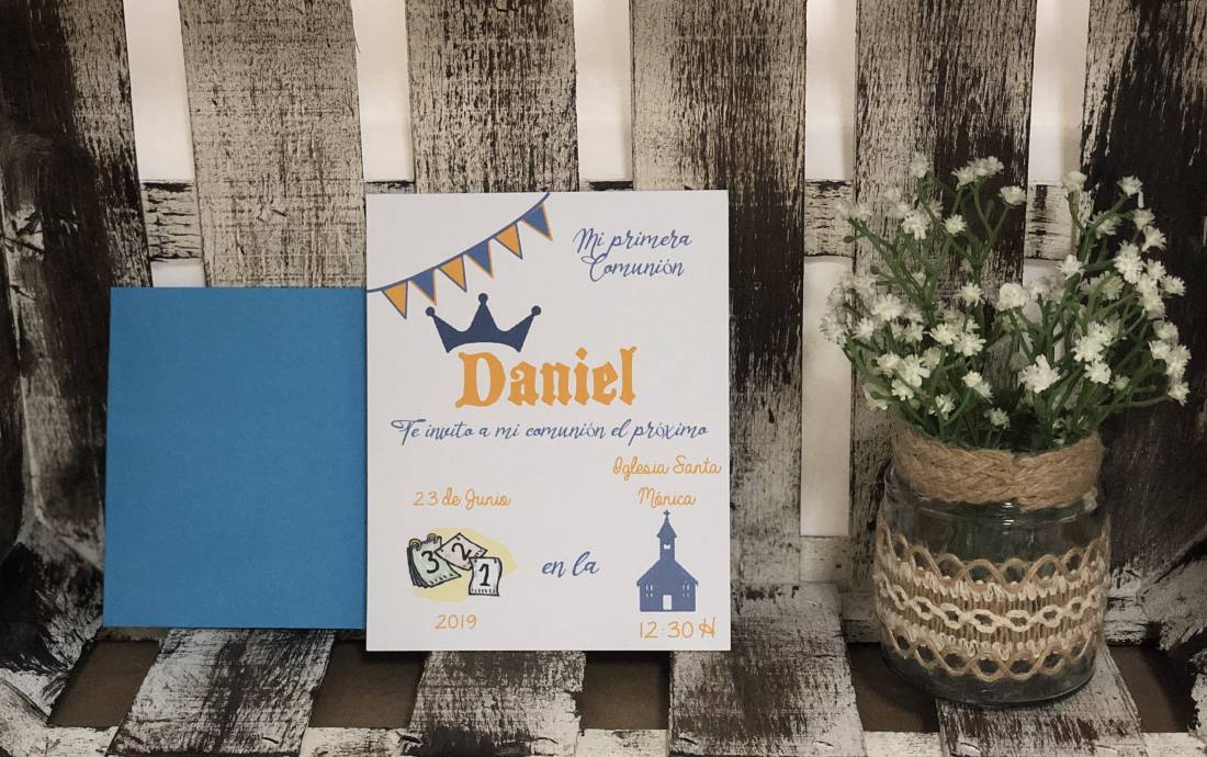 Invitación comunión banderitas y corona niño