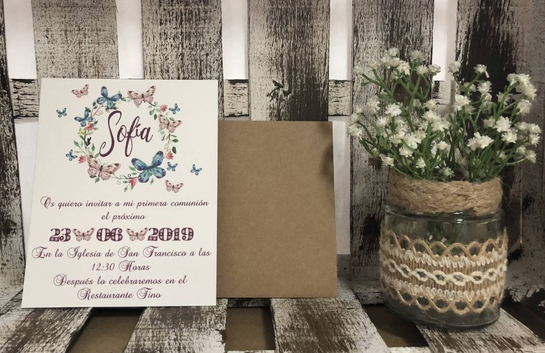 Invitación niña corona flores y mariposas