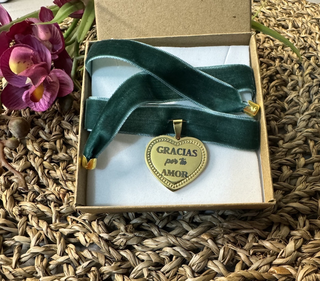 Medalla ramo corazón con ribete dorada