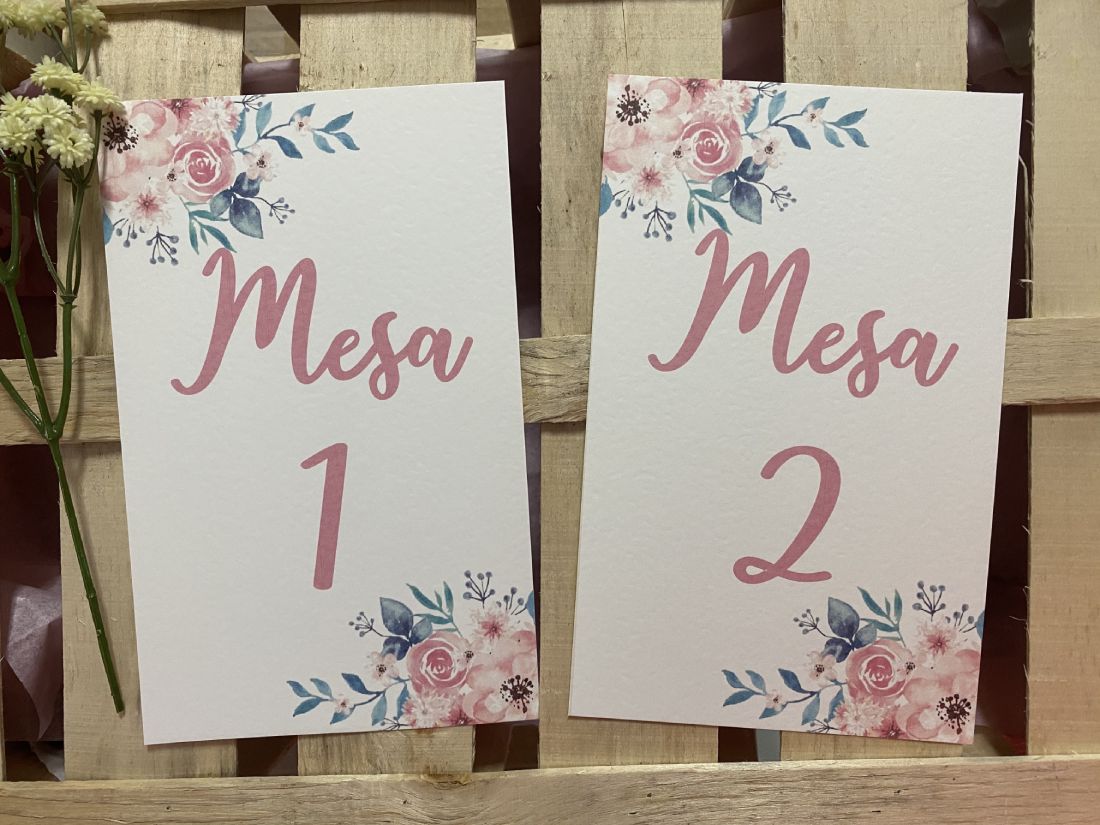 Meseros flores rosas y hojas