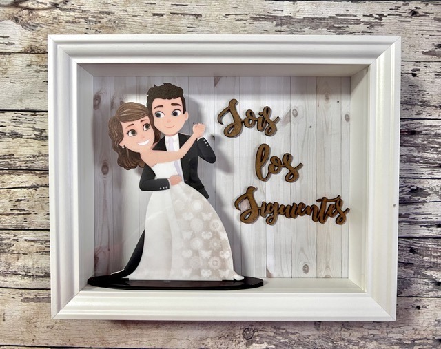 Novios bailando en marco «sois los siguientes»