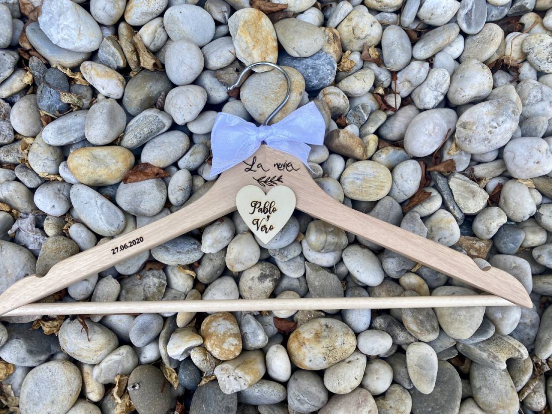 Percha personalizada de madera novia con corazón
