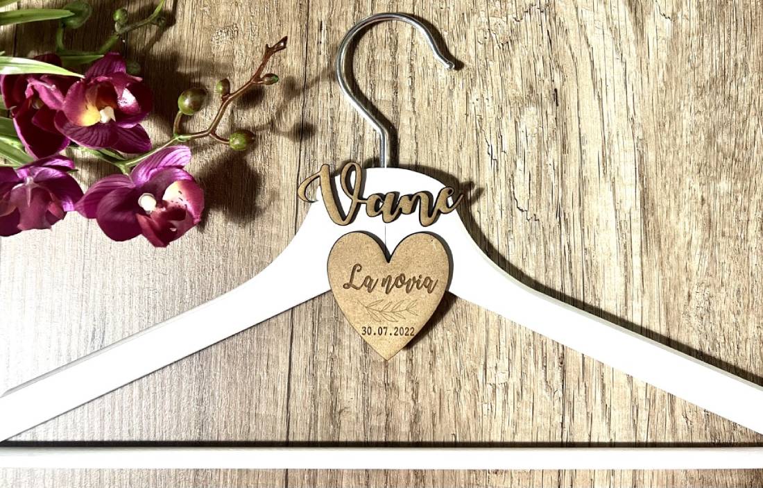 Percha personalizada madera blanca novia