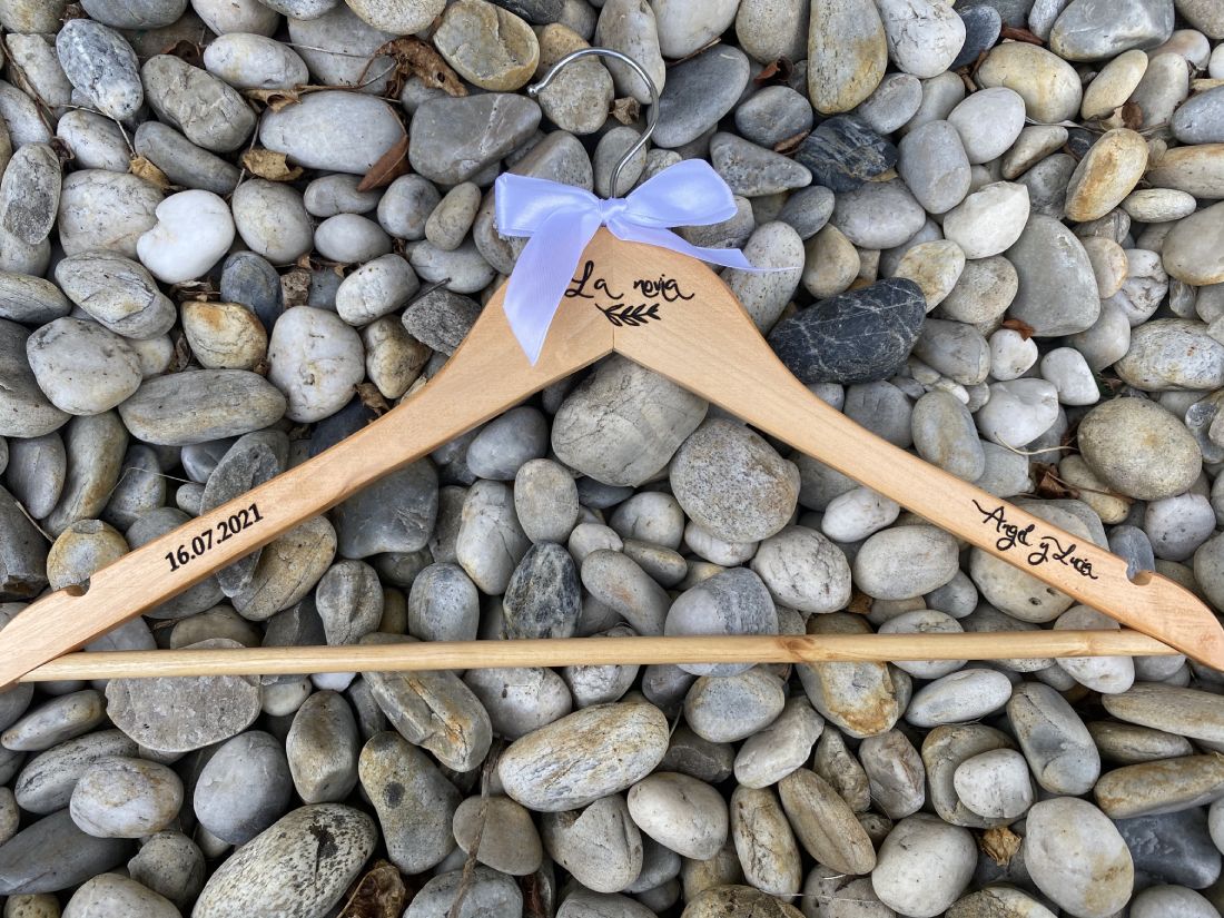 Percha personalizada de madera novia