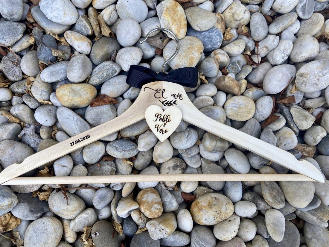 Percha personalizada de madera novio con corazón