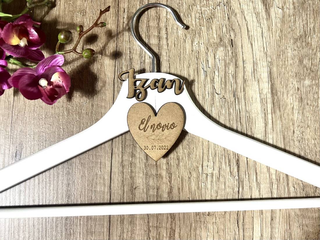 Percha personalizada madera blanca novio