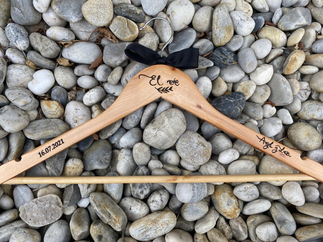Percha personalizada de madera novio